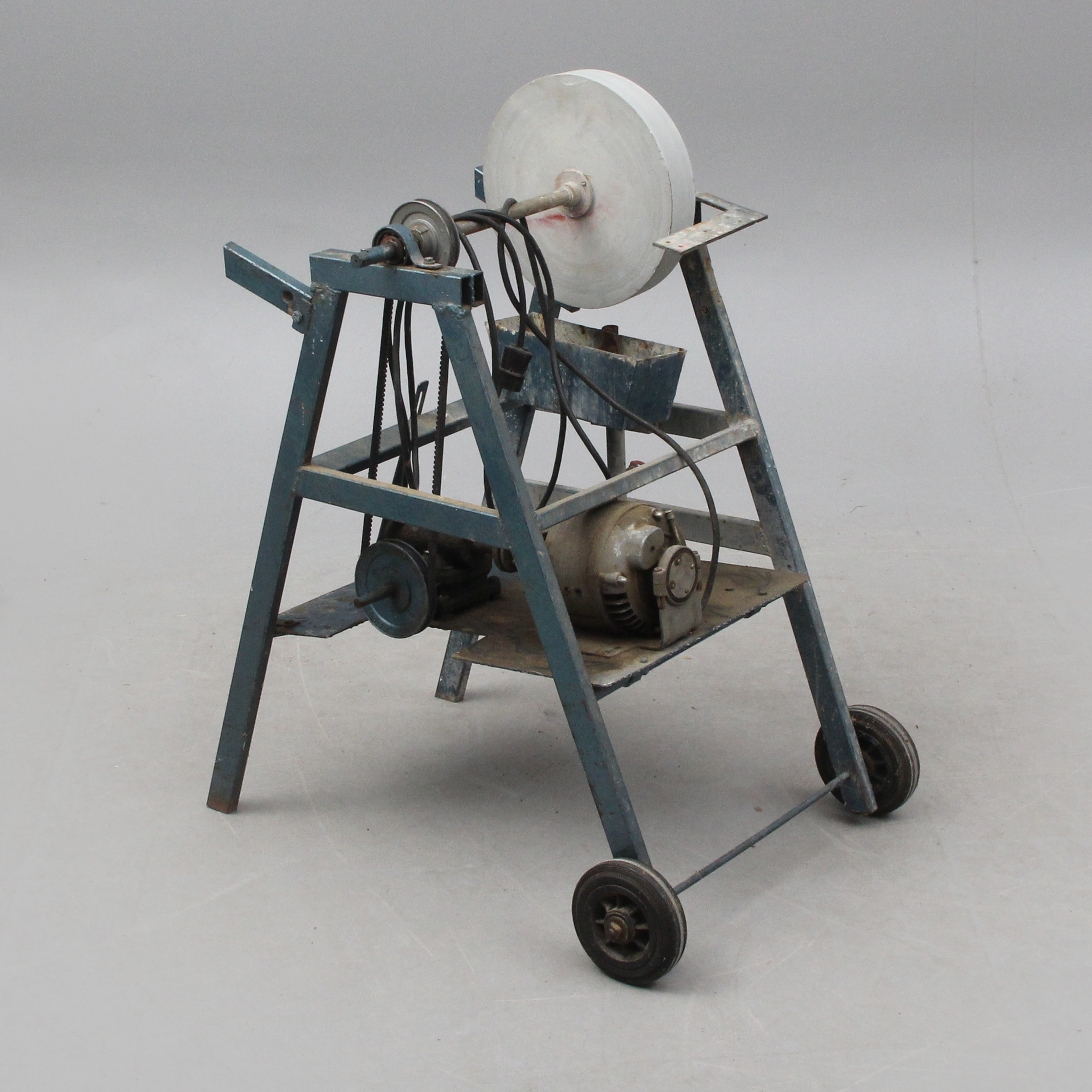 Våtslipmaskin, delvis på hjul.