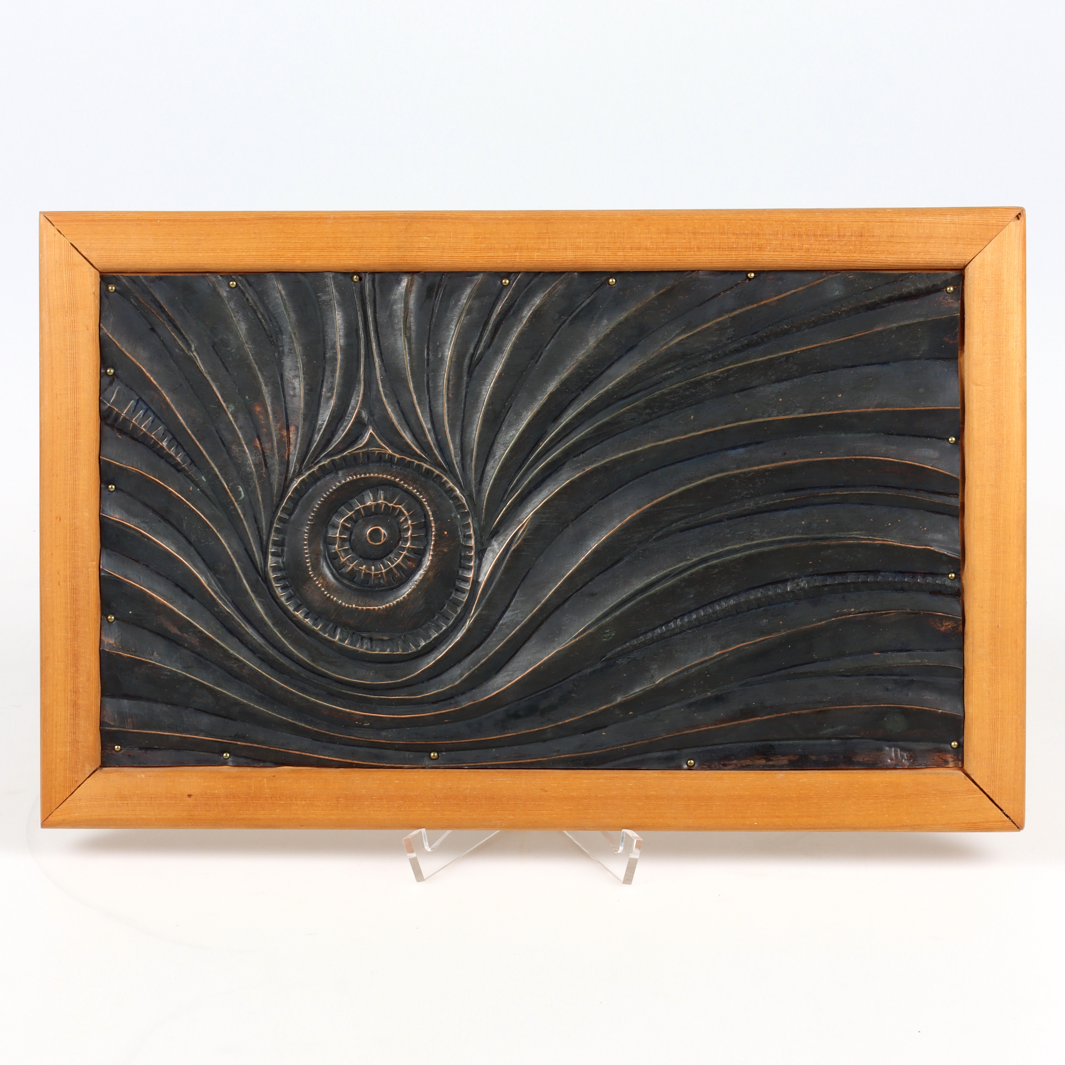 OIDENTIFIERAD KONSTNÄR. Väggrelief, metall, monogramsignerad.