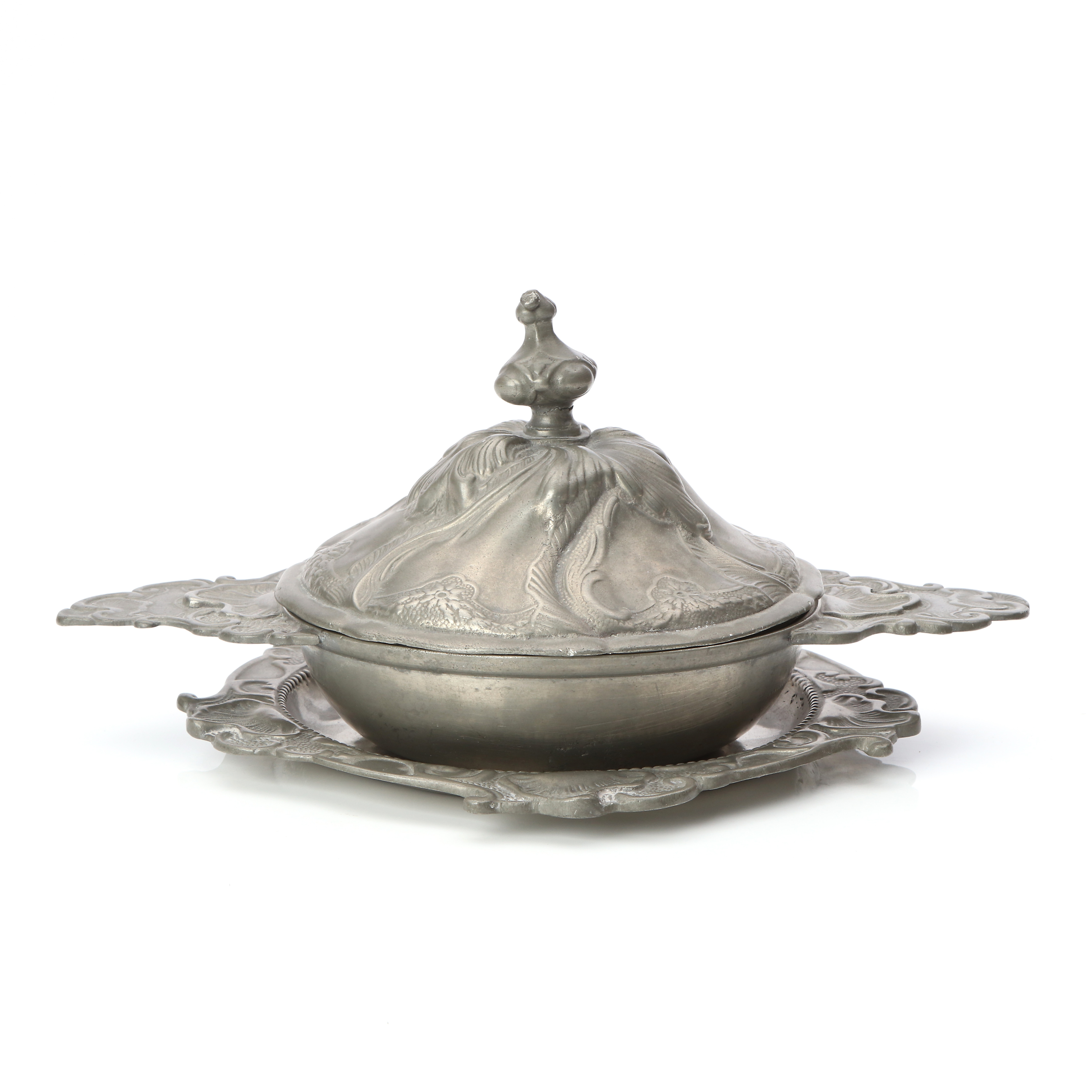 TERRIN MED LOCK OCH UNDERFAT. Tenn. Rokokostil.