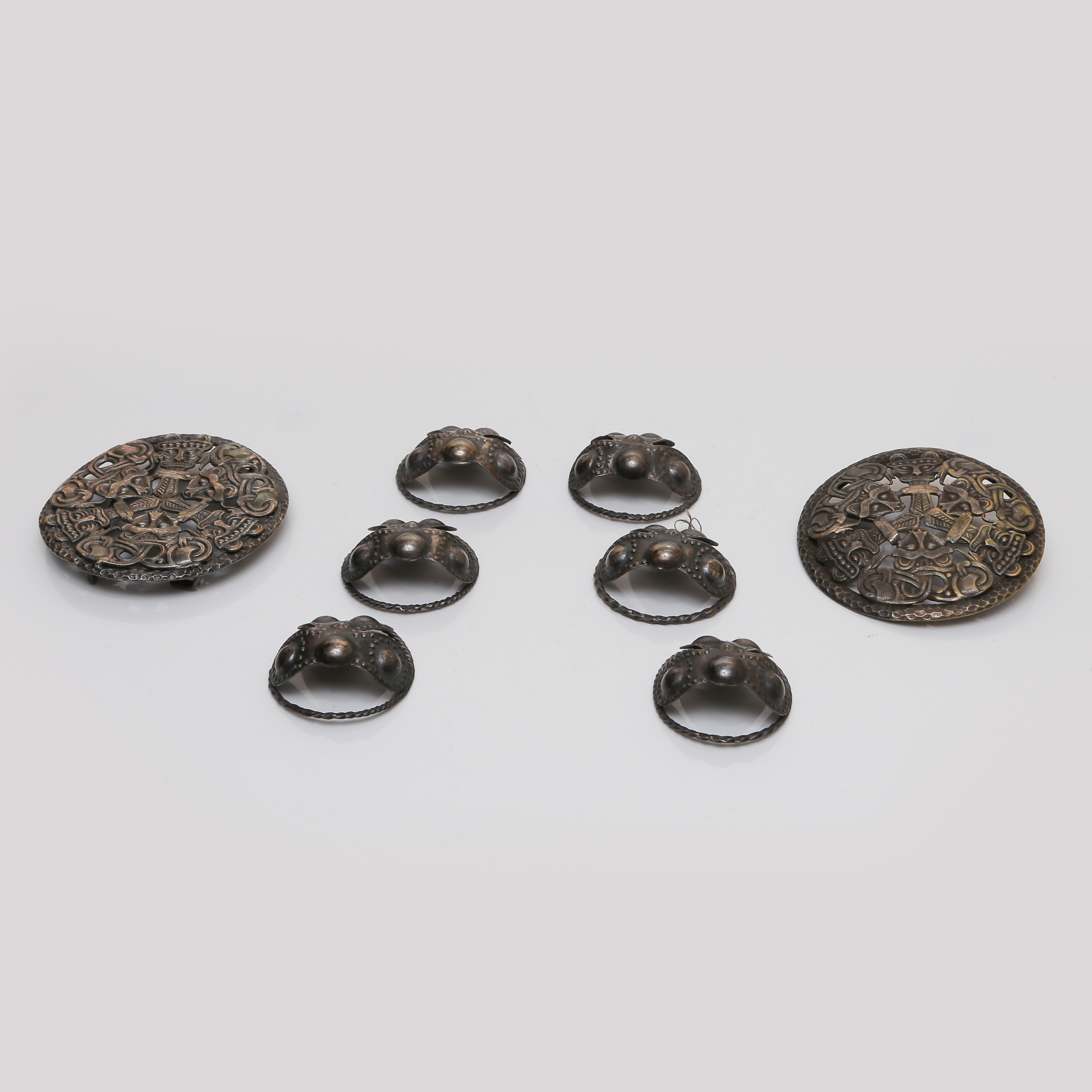 SPÄNNEN/SMYCKEN FOLKDRÄKT, 8 DELAR, 1900-TAL.