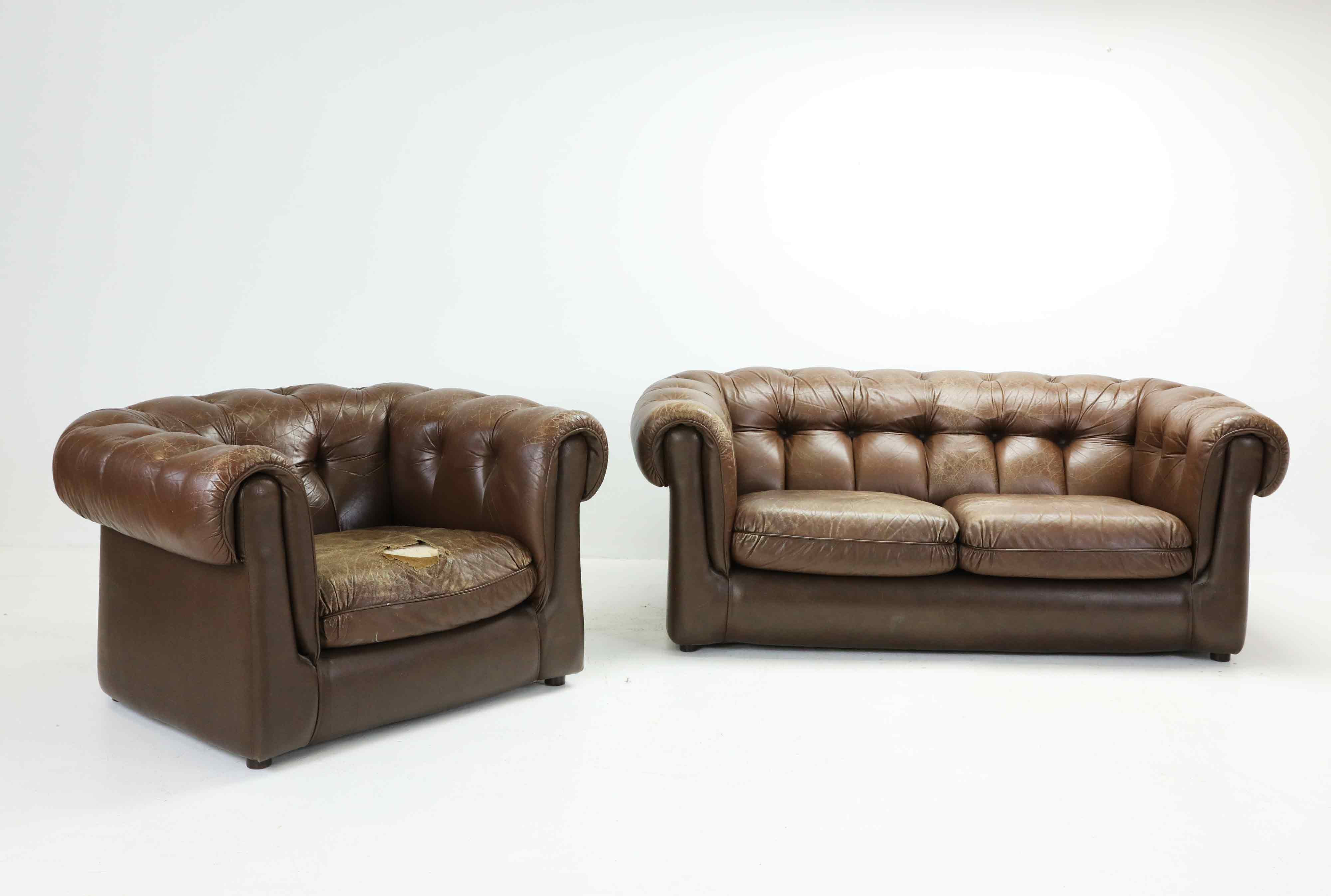 SOFFA & FÅTÖLJ, Chesterfield-modell, brun skinnklädsel, 1900-talets andra hälft.