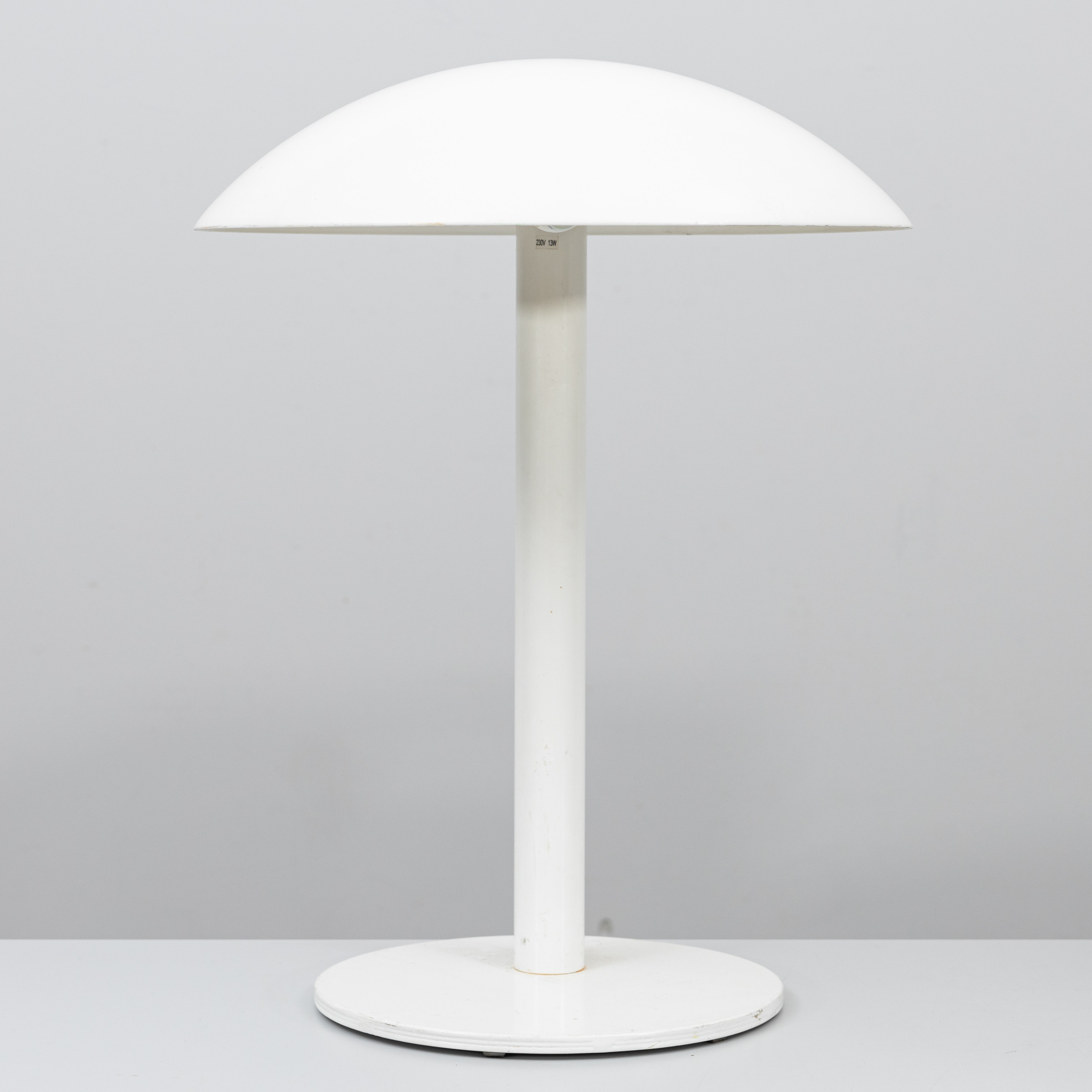 ÖRSJÖ BELYSNING, bordslampa, vitlackerad metall, etikettmärkt Örsjö Industri AB, 1980/90-tal.