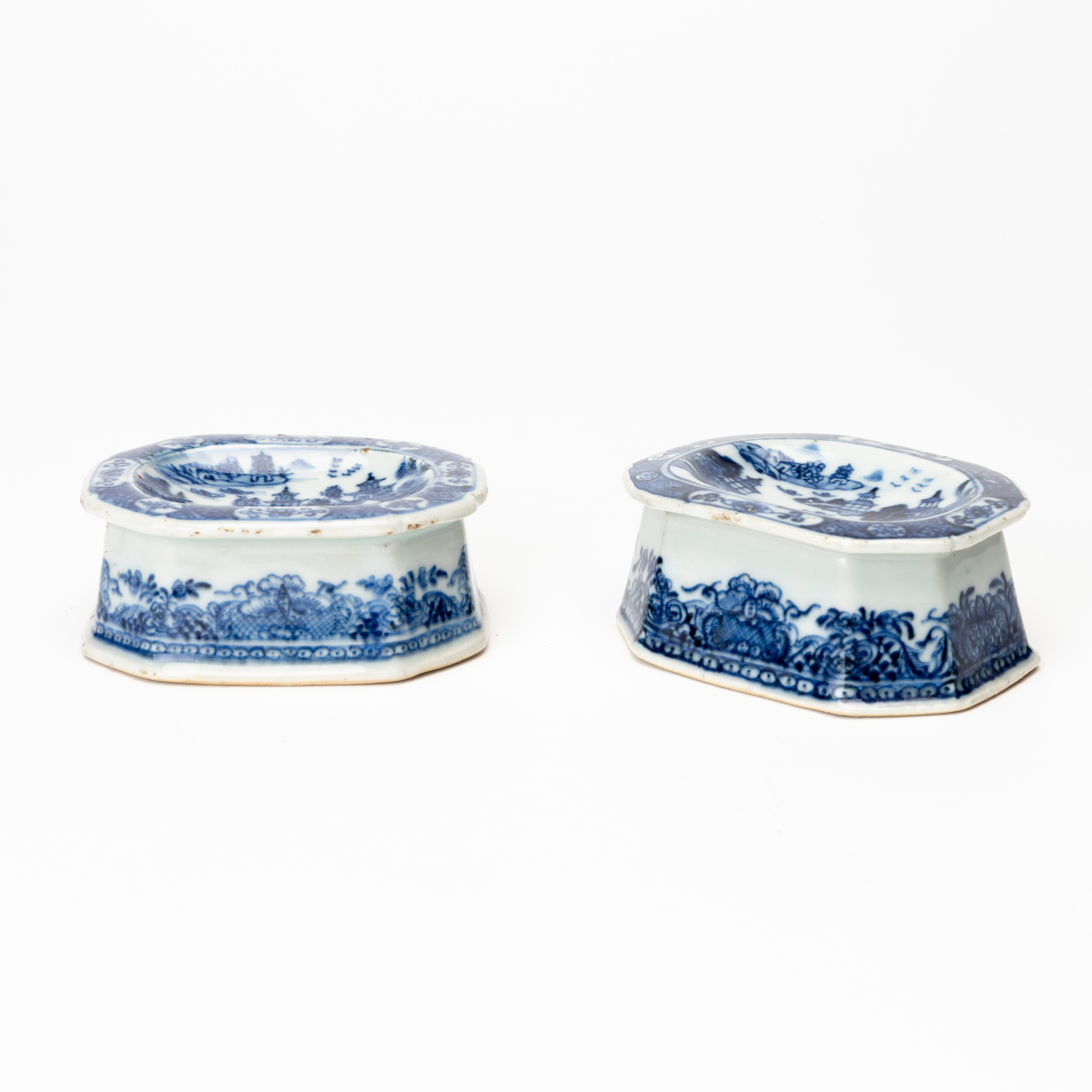SALTKAR, 2 st, porslin Qianlong (1736-1795).