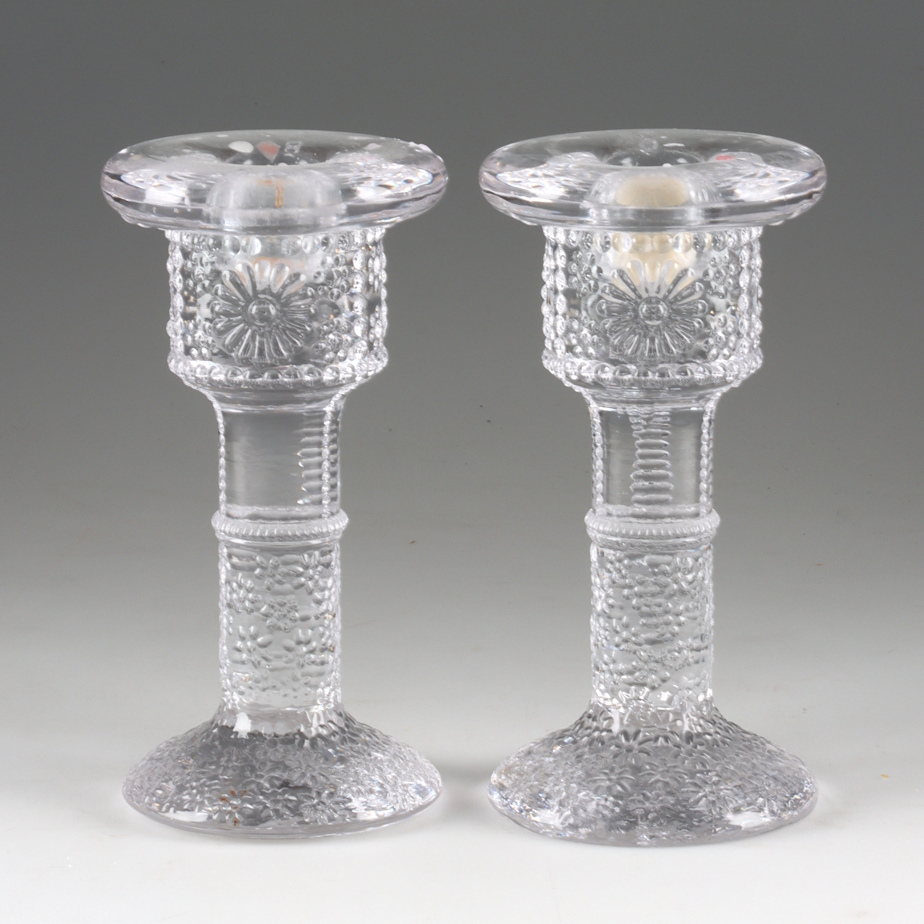 ROLF SINNEMARK. Ljusstakar, ett par, glas, "Daisy", Boda, 1900-talets andra hälft.