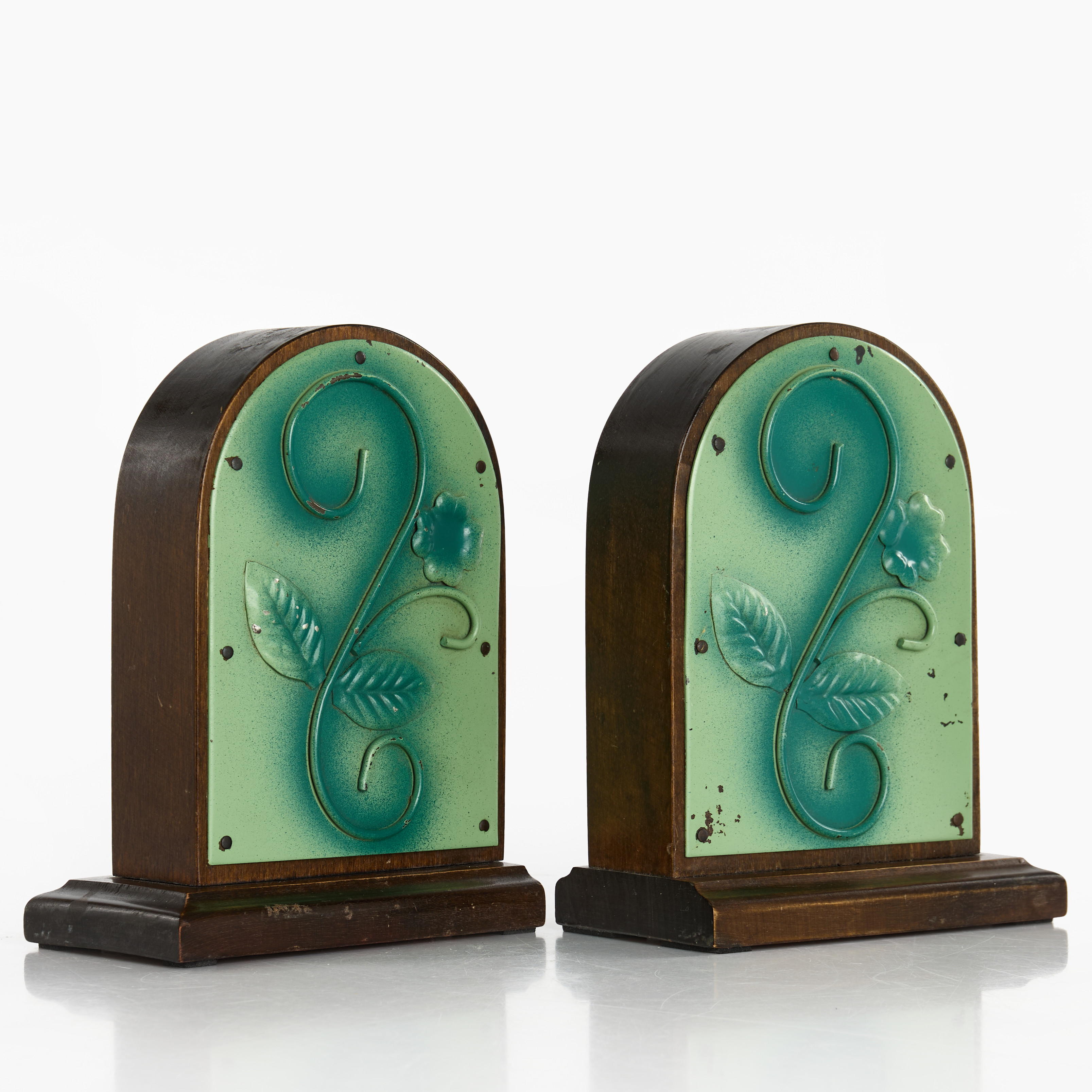 BOKSTÖD, ett par, Swedish Grace, 1920/30-tal, bonad björk, grönlackerad plåt, dekor av blomster.