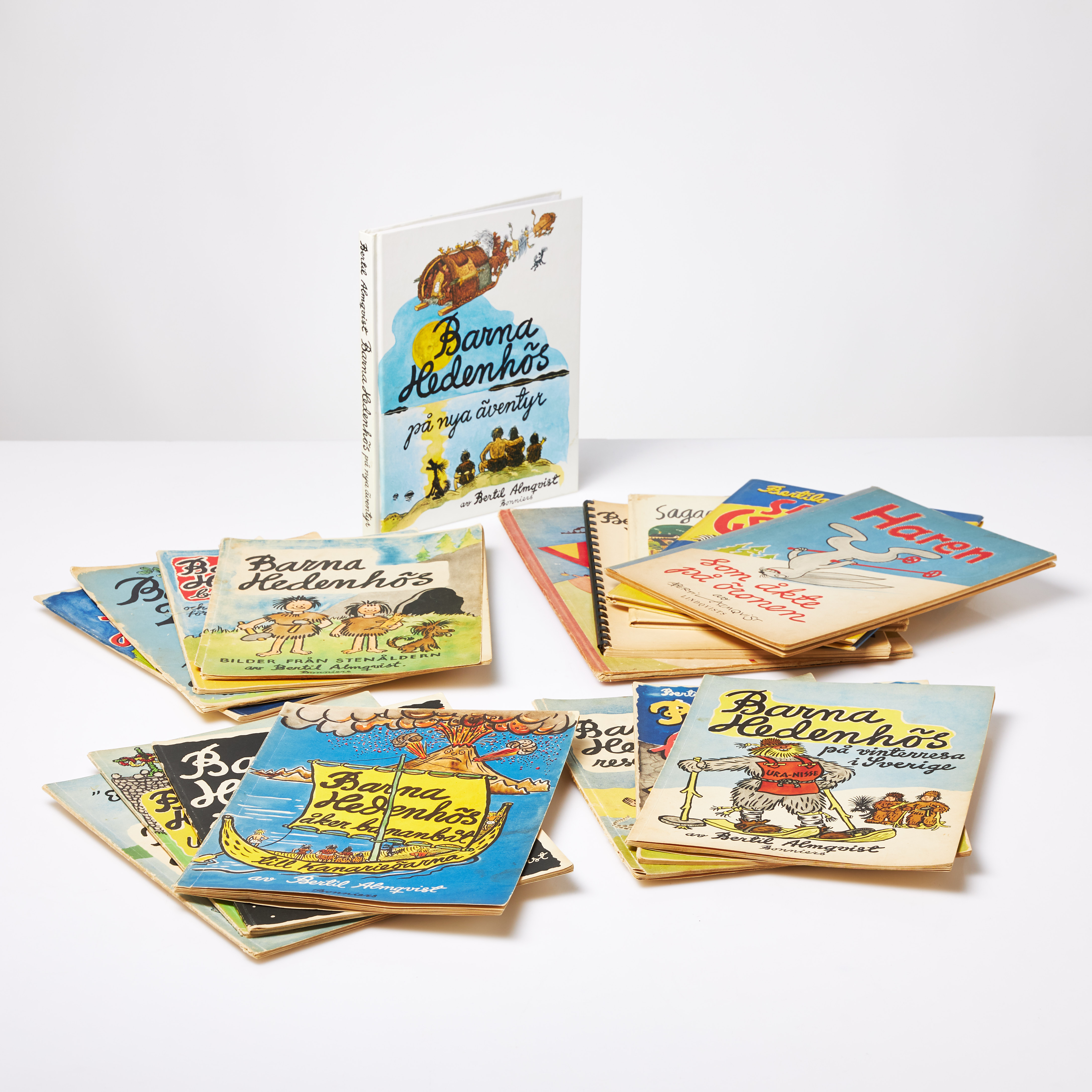 BARNBÖCKER SAMT SERIEALBUM, mm, 17 st, Bertil Almqvist, merparten Barna Hedenhös, Bonniers Förlag, delvis med dedikation från Bertil.