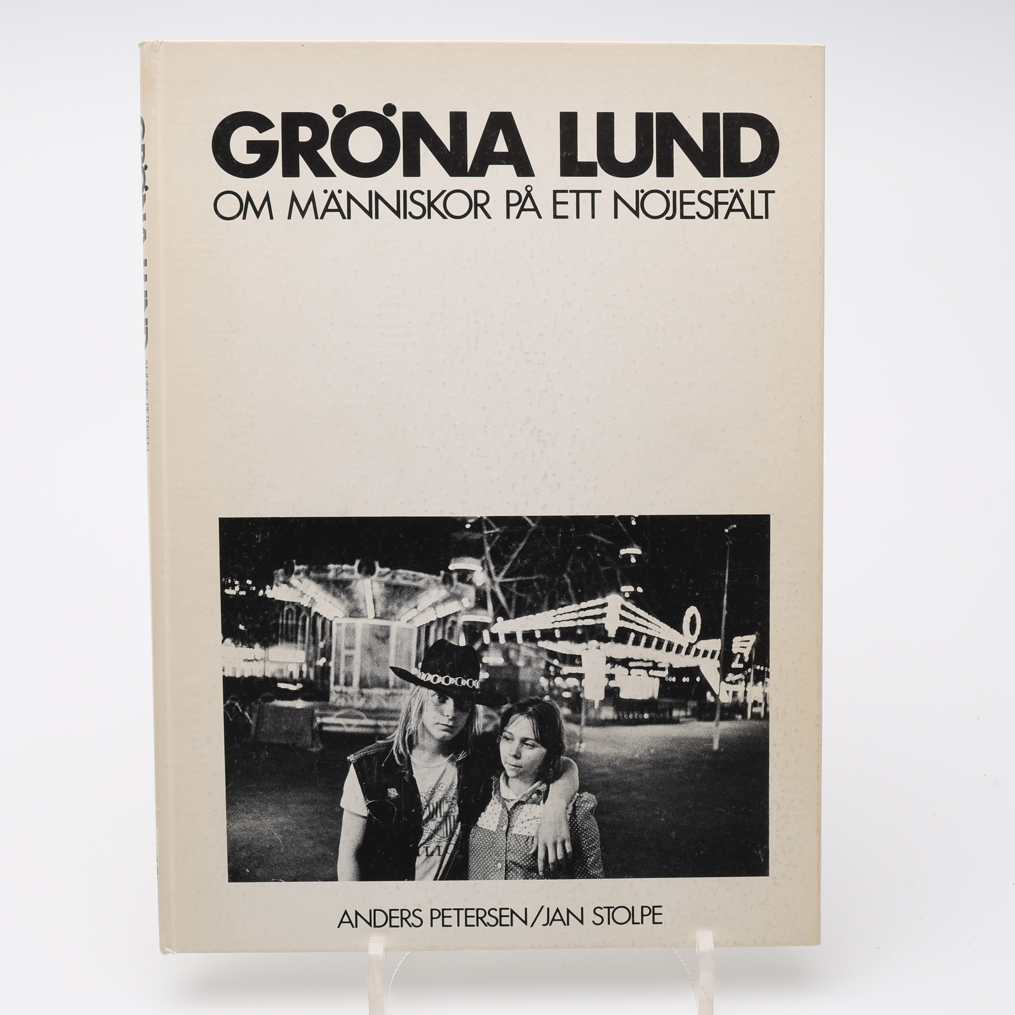 FOTOGRAFI. ANDERS PETERSENS DEBUTBOK GRÖNA LUND SOM VÄCKTE SKANDAL P. G. A. EN SAMLAGSSCEN.