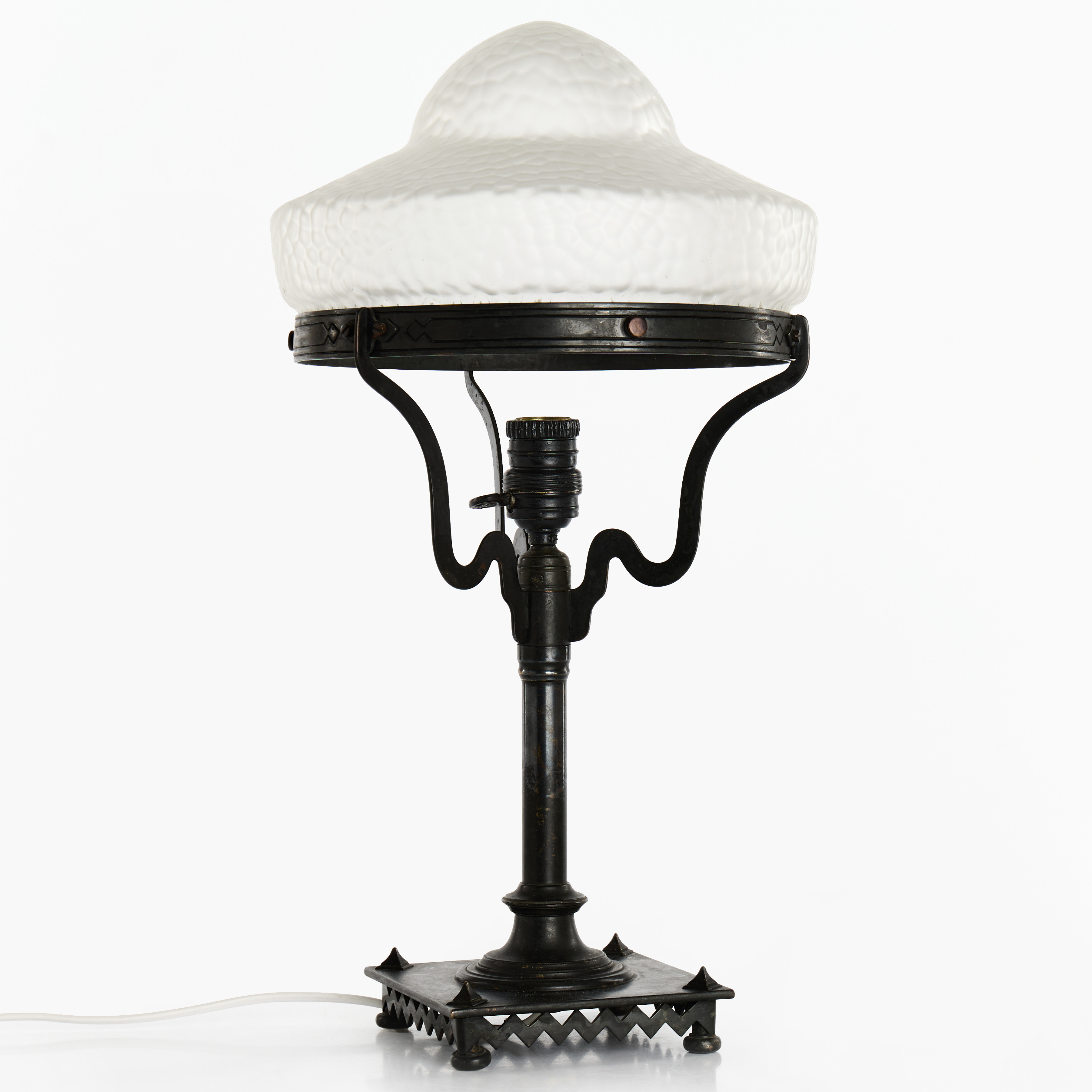 STRINDBERGSLAMPA, jugend, 1900-talets början, patinerad brons, kupa i frostat glas.