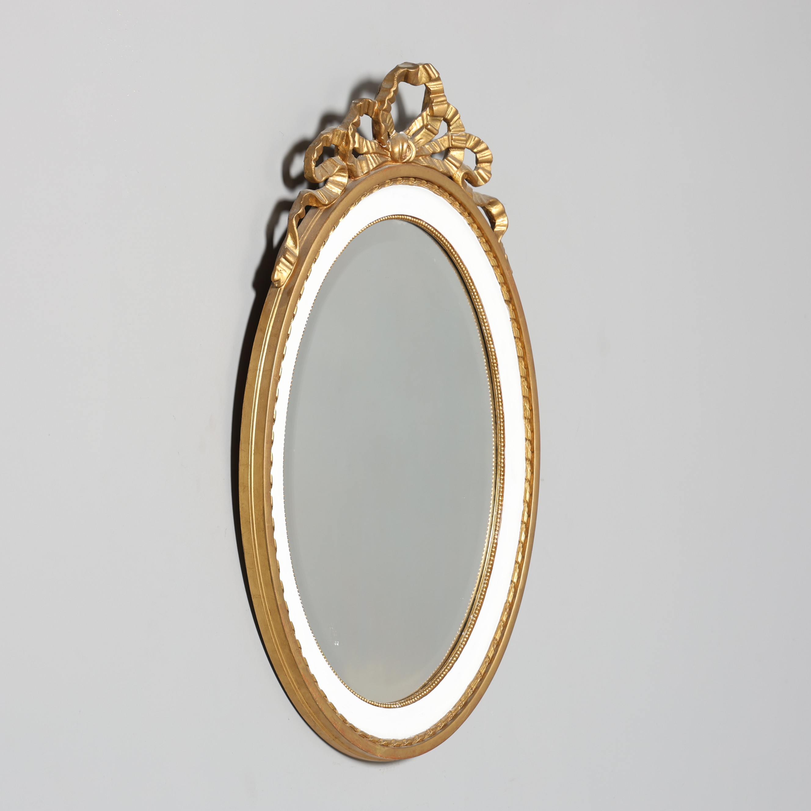 SPEGEL, gustaviansk stil, förgylld träram, 1900-tal.