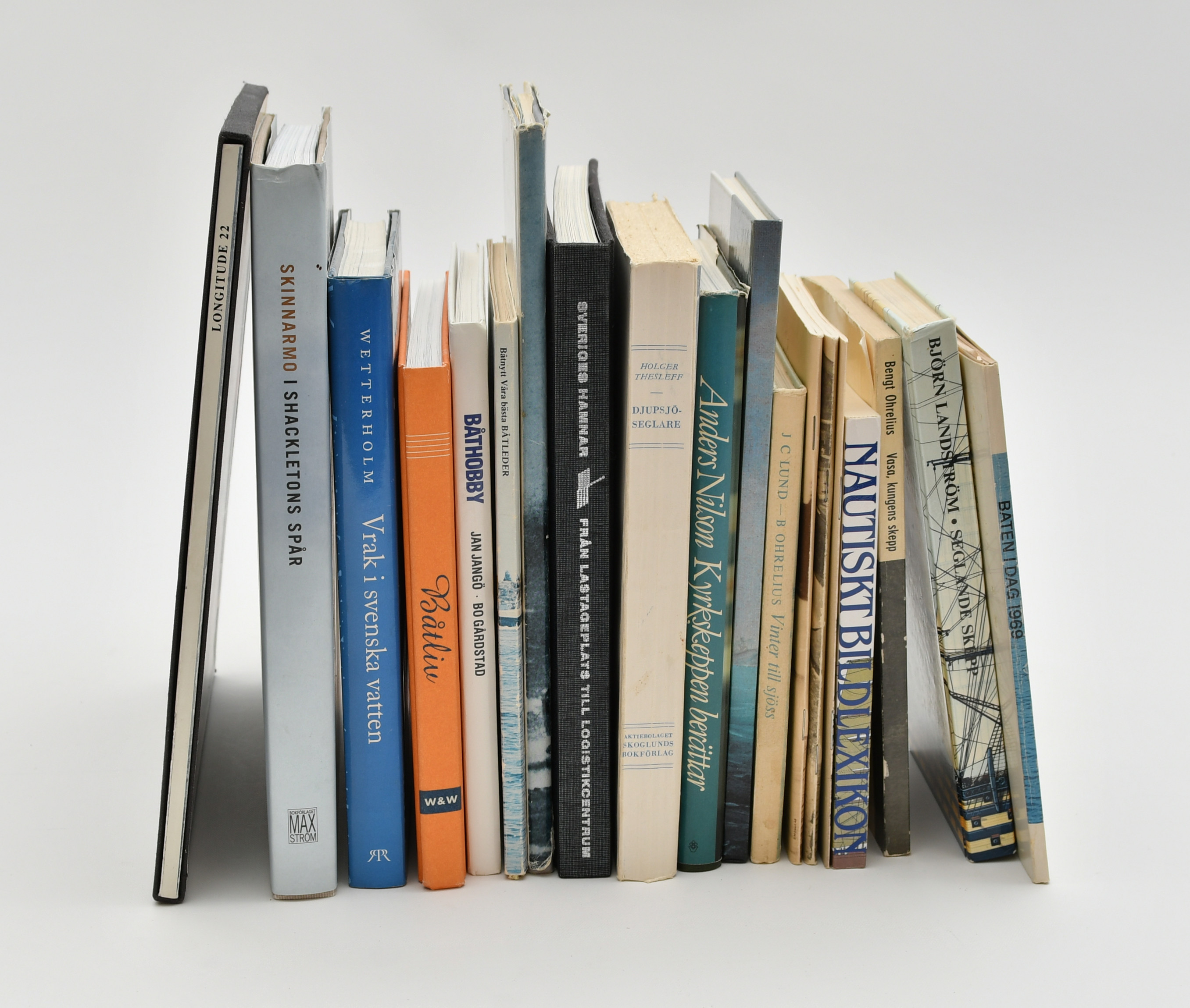 Böcker om båtliv och sjöfart. 19 volymer.