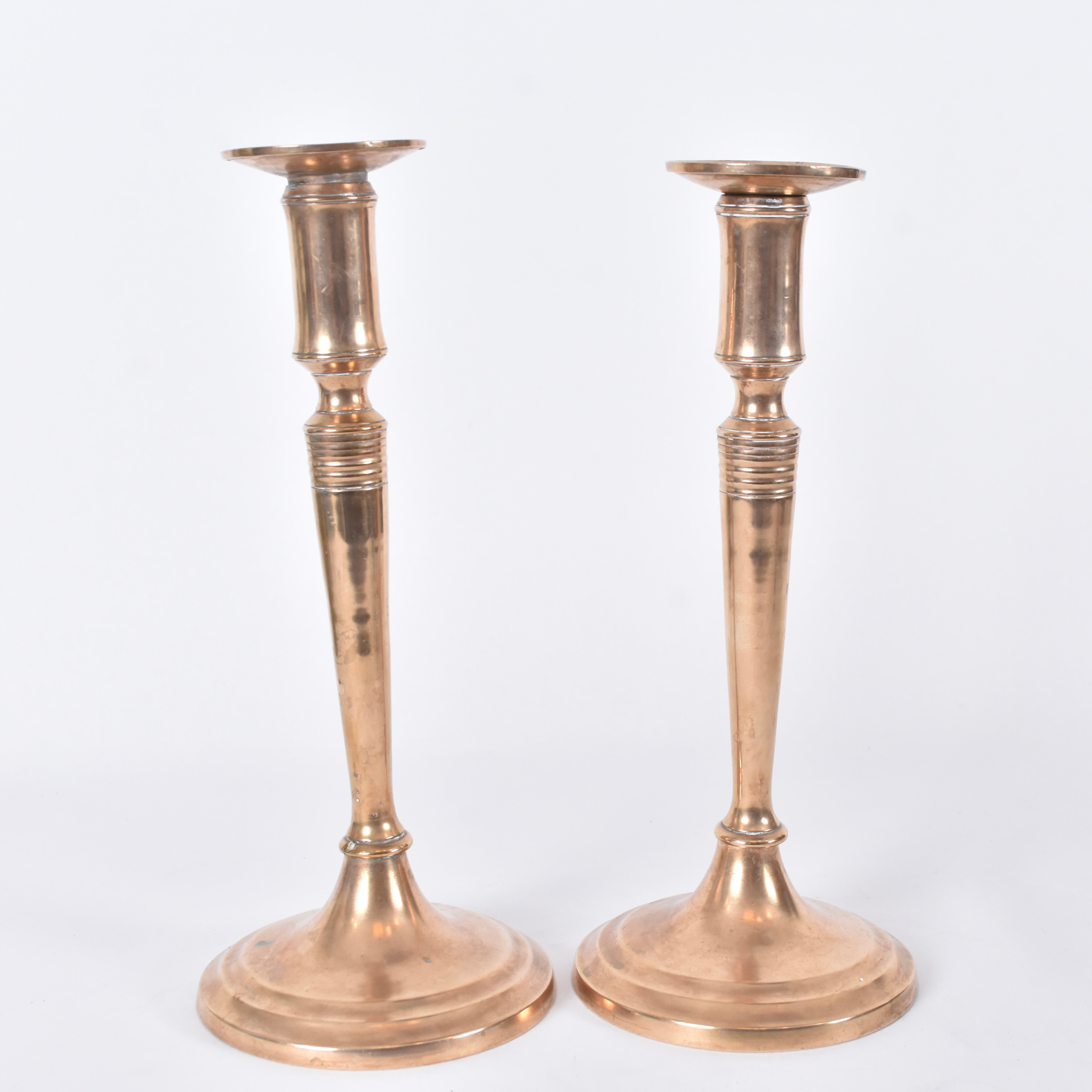 LJUSSTAKAR, 1 par, mässing, sengustavianska, sekelskiftet 1800.