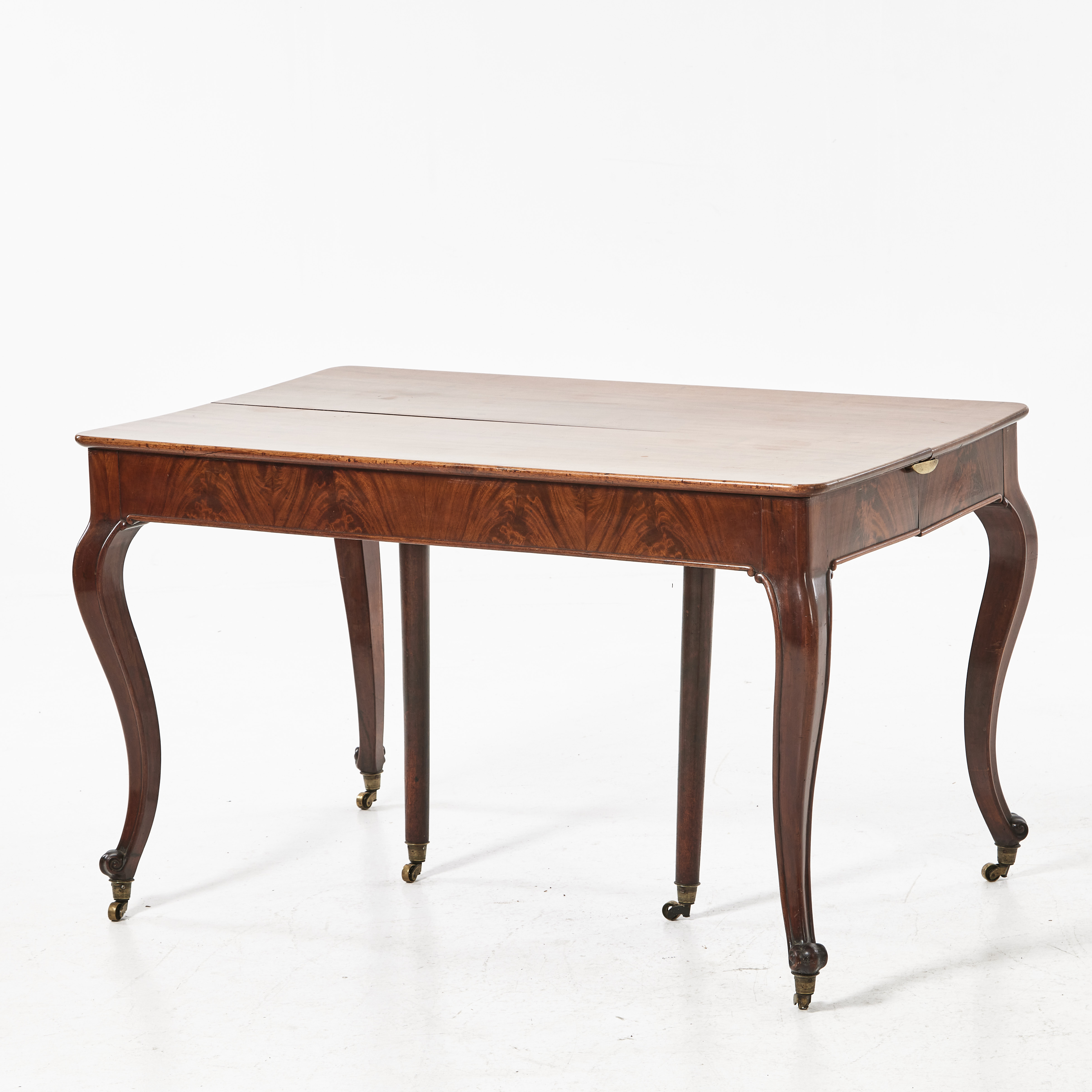 MATBORD, 1800-talets andra hälft, nyrokoko, fanerat i mahogny, mässingstrissor.