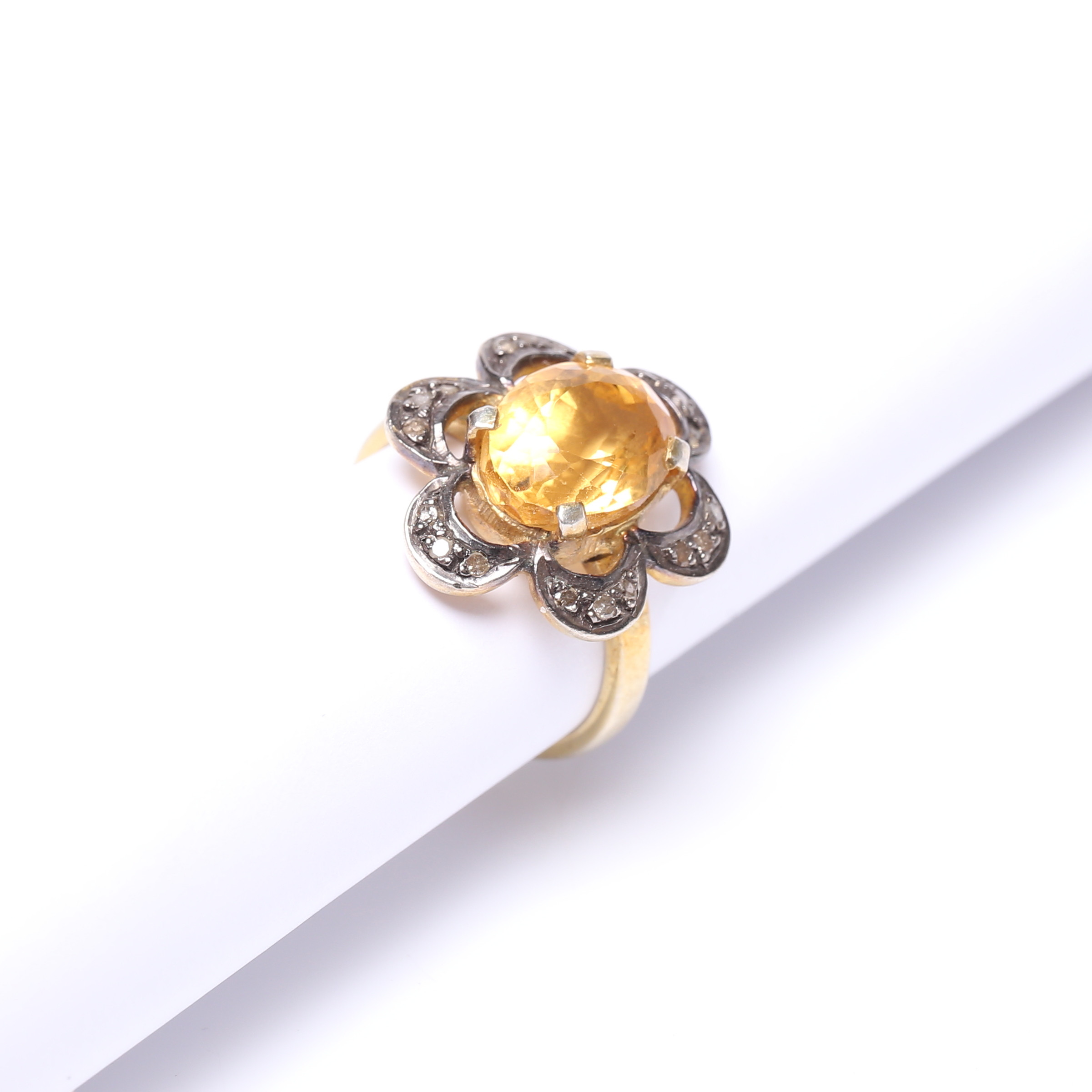 RING, förgyllt sterlingsilver, med citrin och moissaniter.