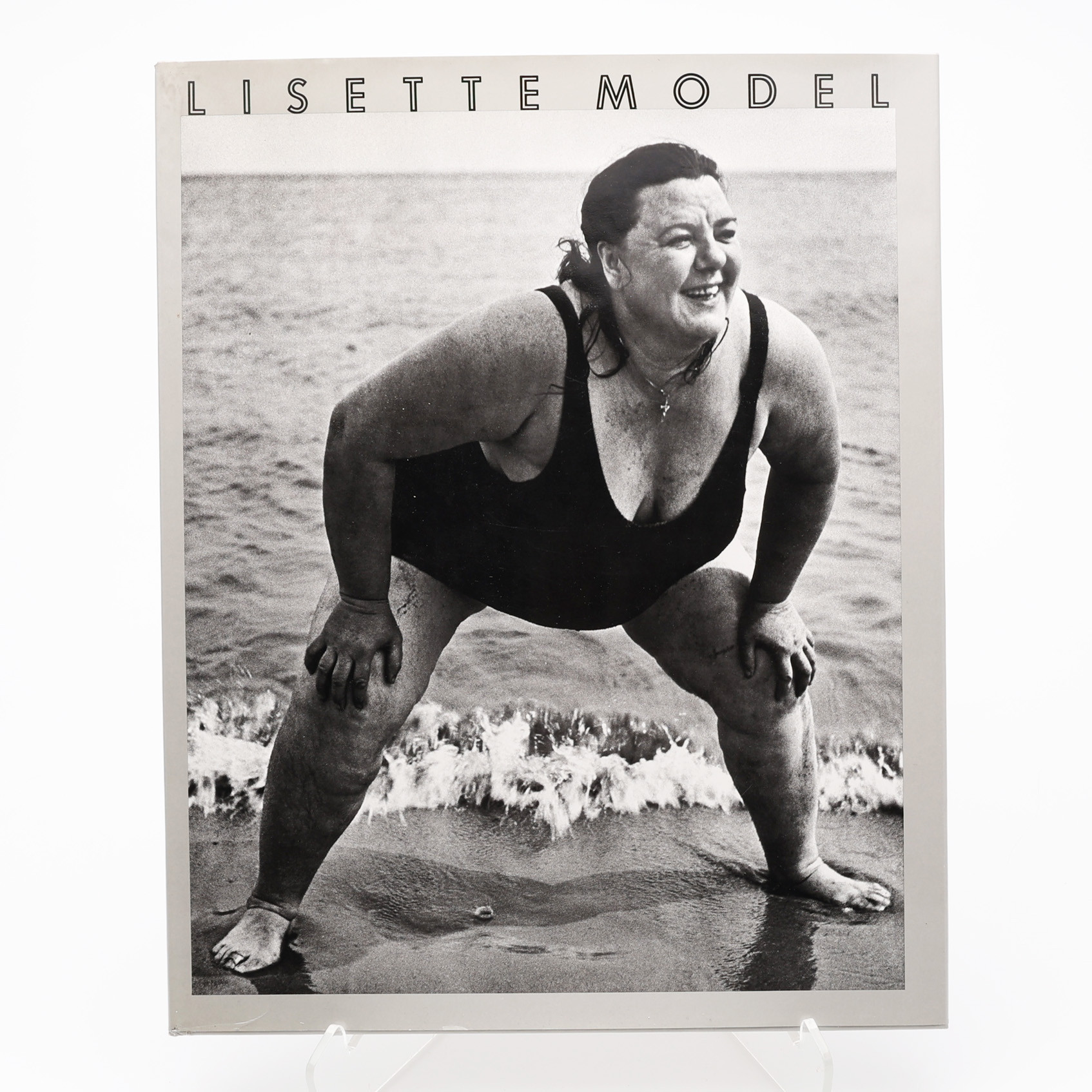 FOTO. APERTURES FINA MONOGRAFI ÖVER DEN ÖSTERIKISK-AMERIKANSKA FOTOGRAFEN LISETTE MODEL (1901-1983).