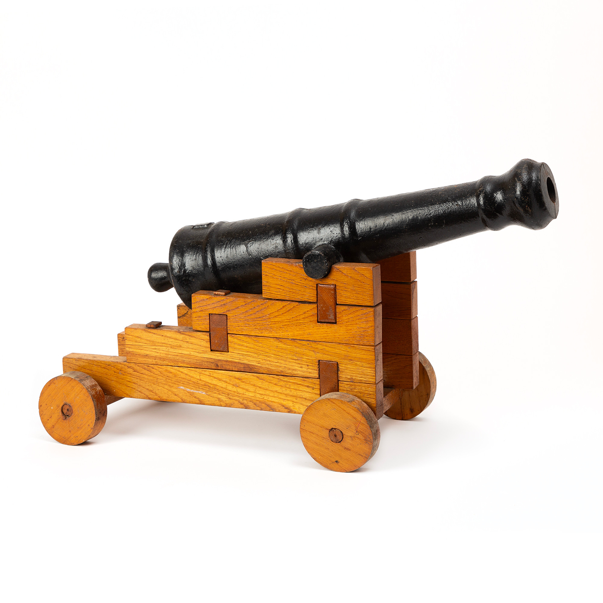 SALUTKANON, gjutjärn, på ställning i trä, 1900-tal.