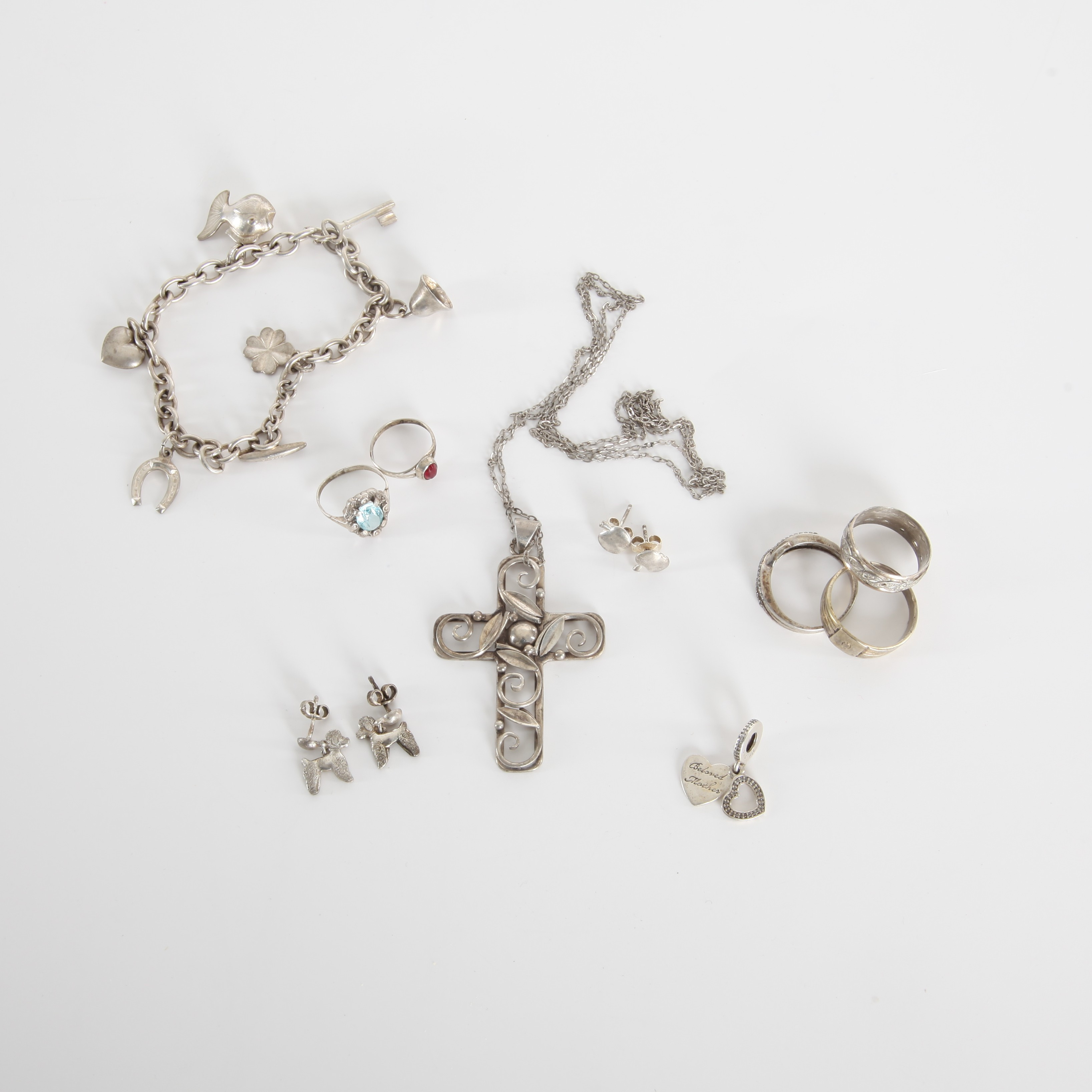 SILVERSMYCKEN, 13 delar, ringar, örhängen, halsband med hänge samt armband och berlocker.