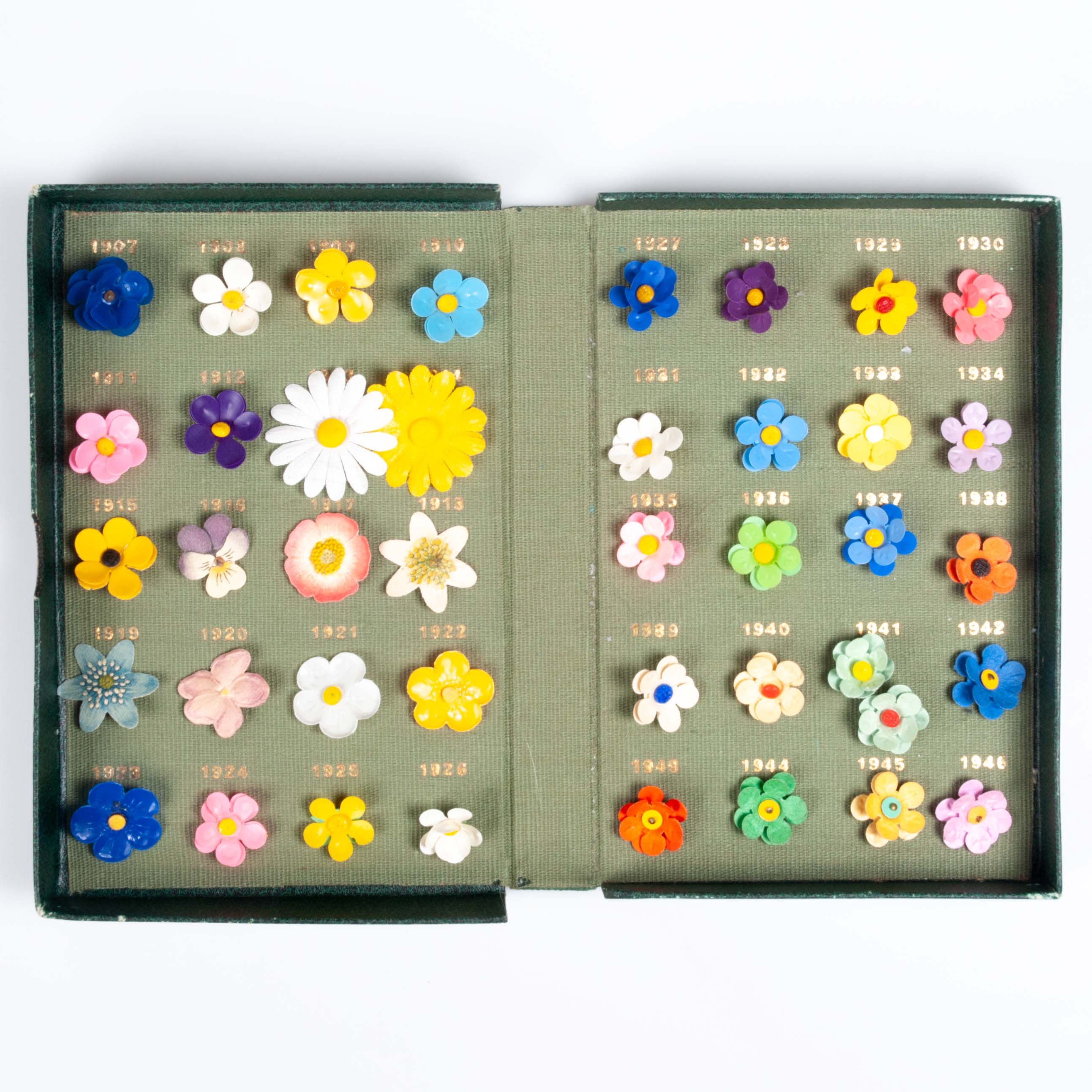 BEDA HALLBERG. MAJBLOMMOR, samling 1907–1946, i schatull, med dedikation av Beda Hallberg.