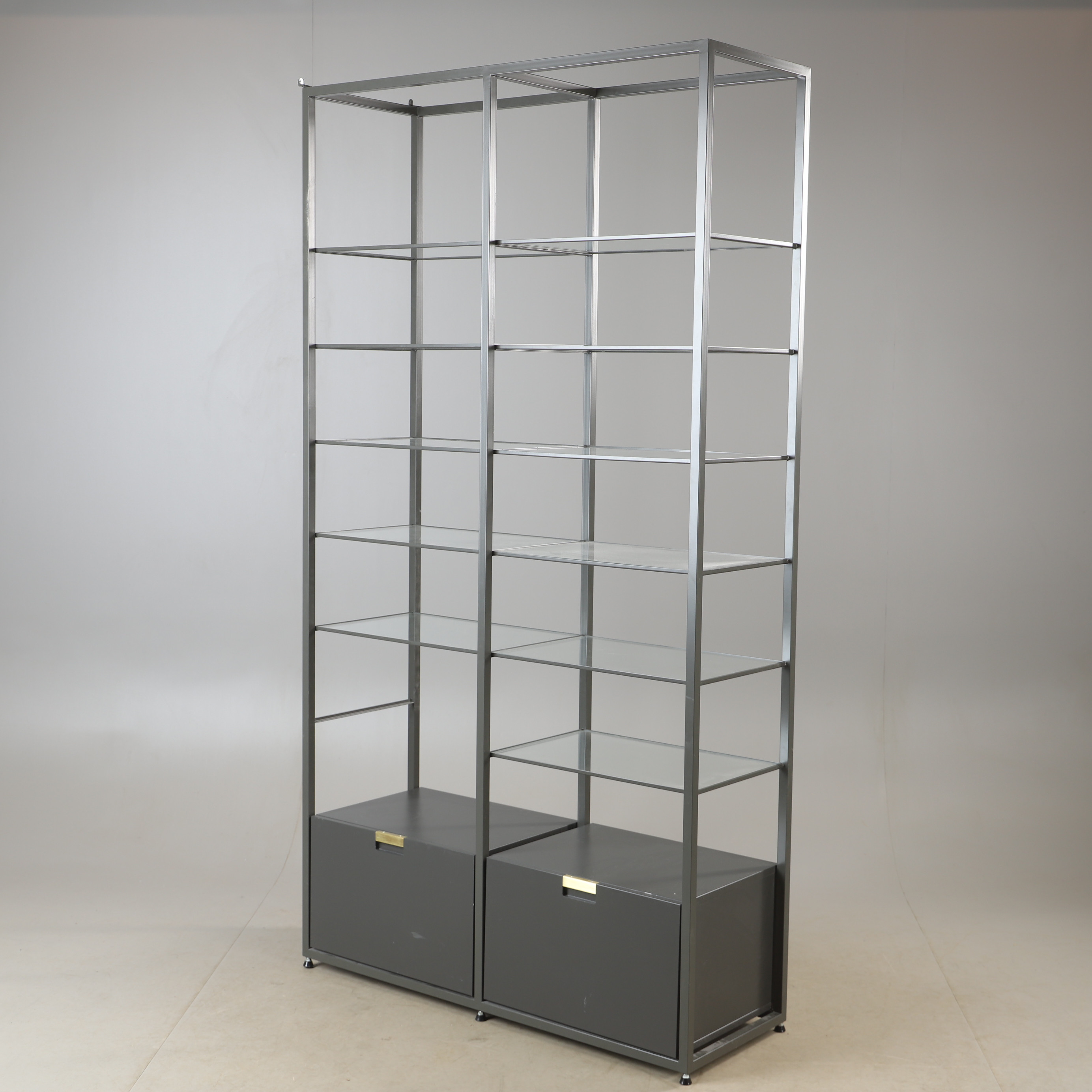 DISPLAYHYLLA, metall och glas, 2000-tal.