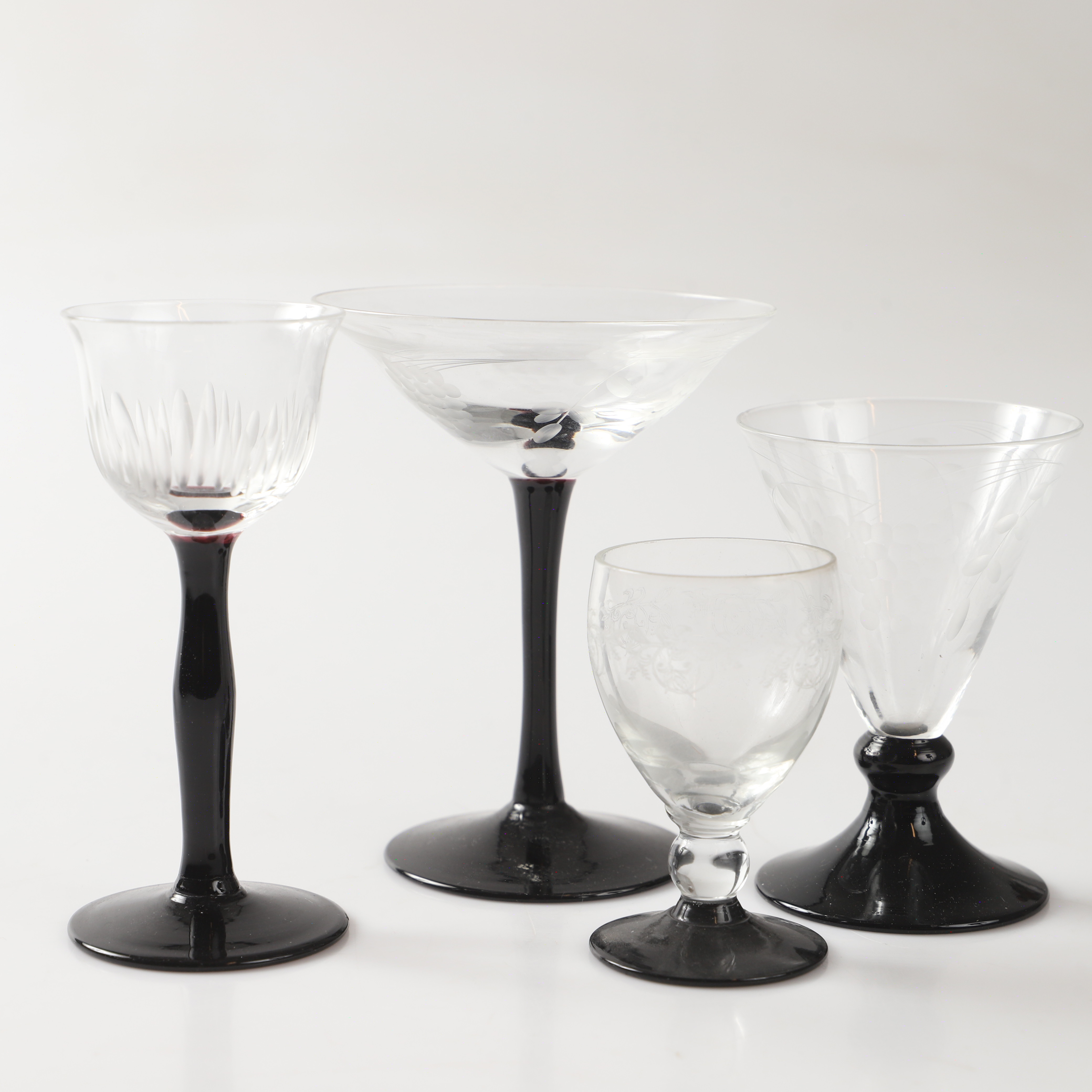GLAS, 16 stycken med svart fot, 1900-tal.