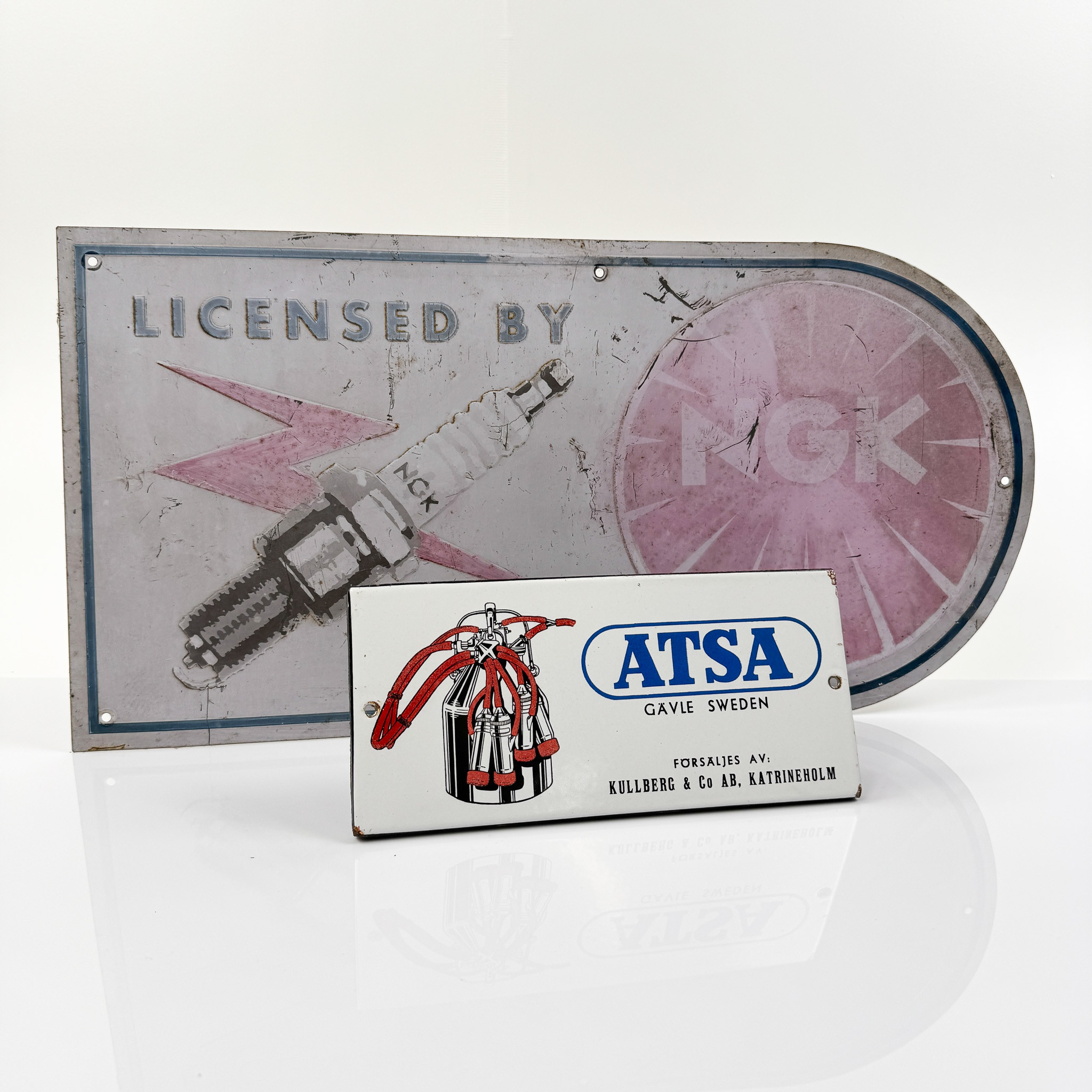 SKYLTAR, 2 st, NGK samt Atsa, 1900-talets andra hälft.