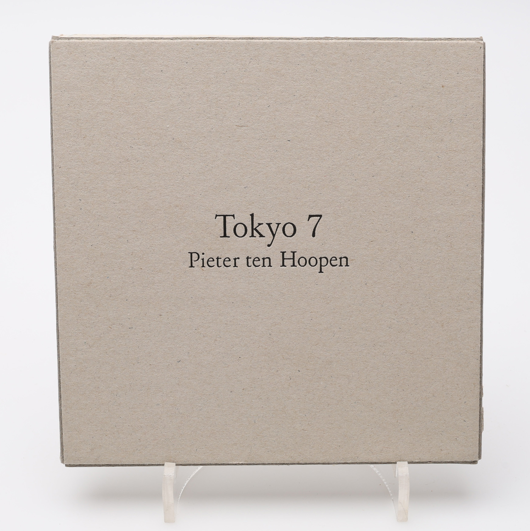 FOTO/BIBLIOFILI. DEN NEDERLÄNDSK-SVENSKE FOTOGRAFEN PIETER TEN HOOPEN TOKYO 7 - NR. 128 AV 300 EXEMPLAR MED ETT SIGNERAT OCH NUMRERAT FOTOGRAFISKT PRINT.