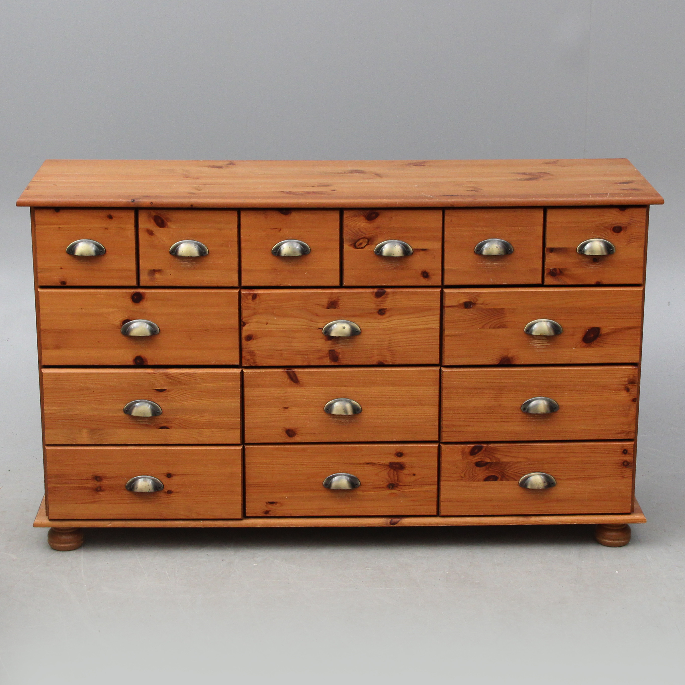 BYRÅ, typ köpmansbänk, modern.