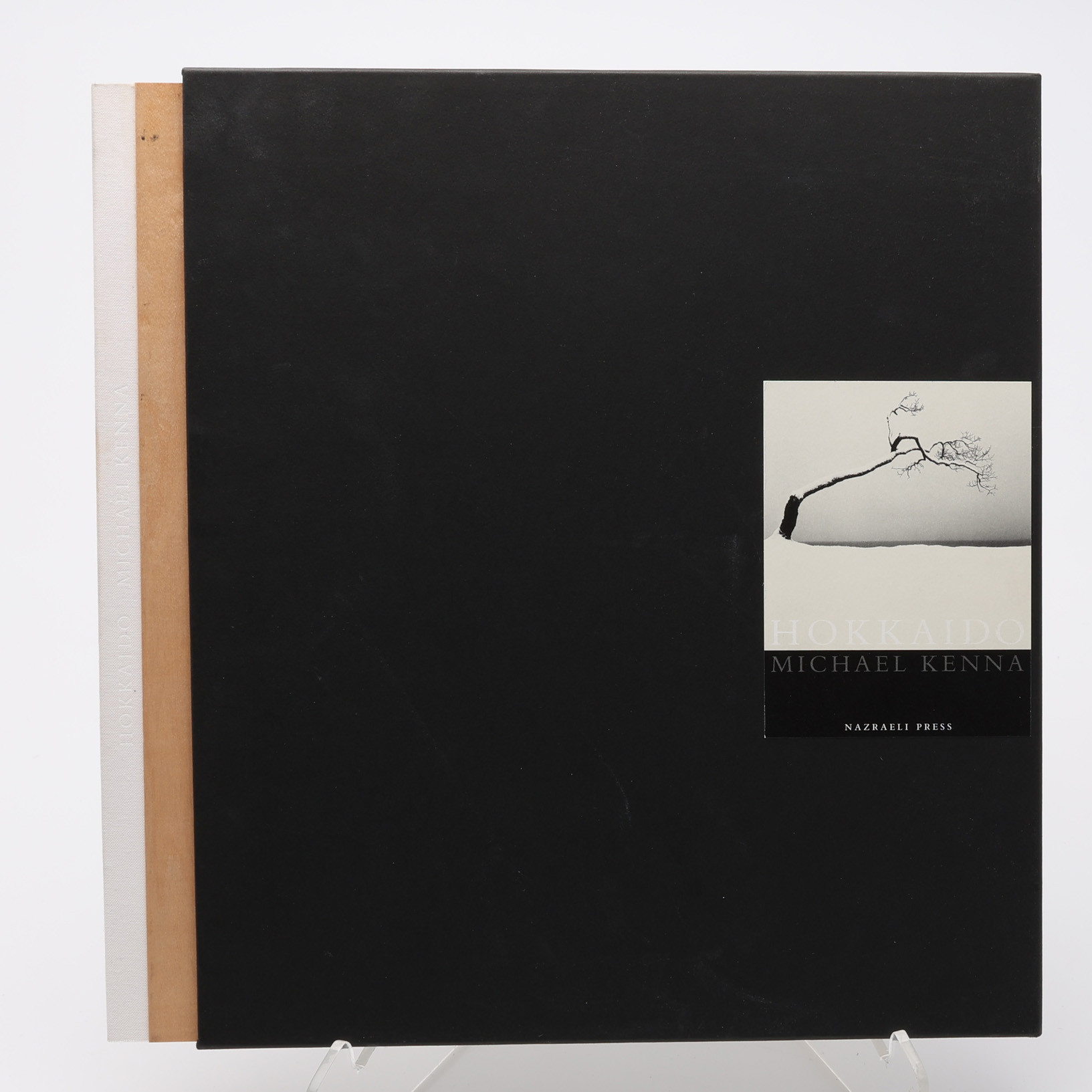 FOTO. DEN AMERIKANSKE FOTOGRAFEN MICHAEL KENNA'S JAPAN-INSPIRERADE HOKKAIDO 2006 MED ETT FÖRORD AV DEN JAPANSKE FOTOGRAFEN DAVIDO MORIYANA.