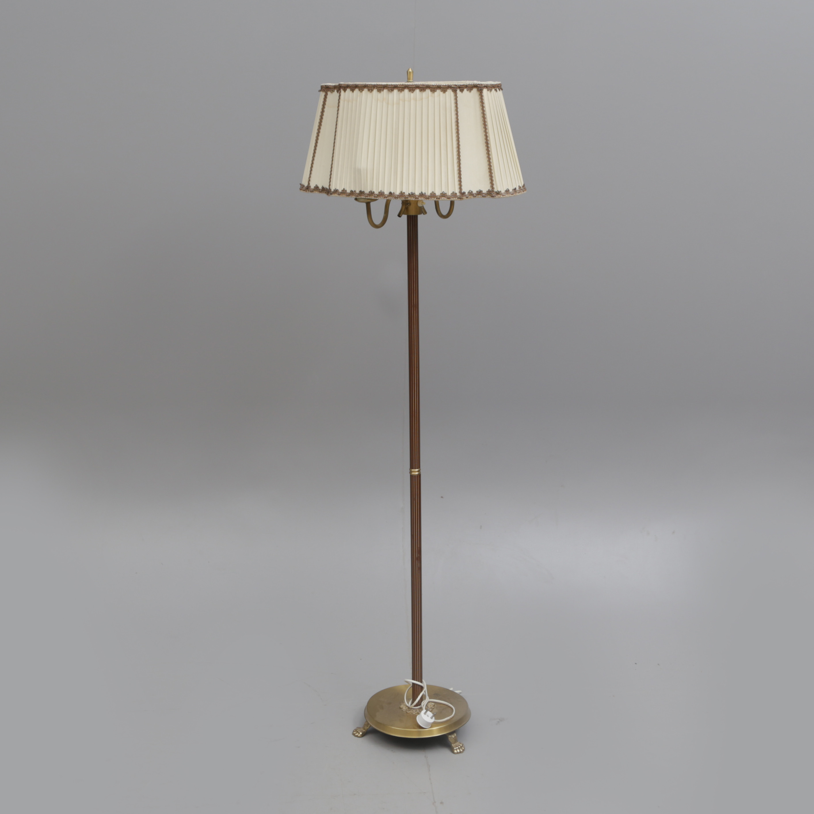 GOLVLAMPA, metall, 1900-tal.