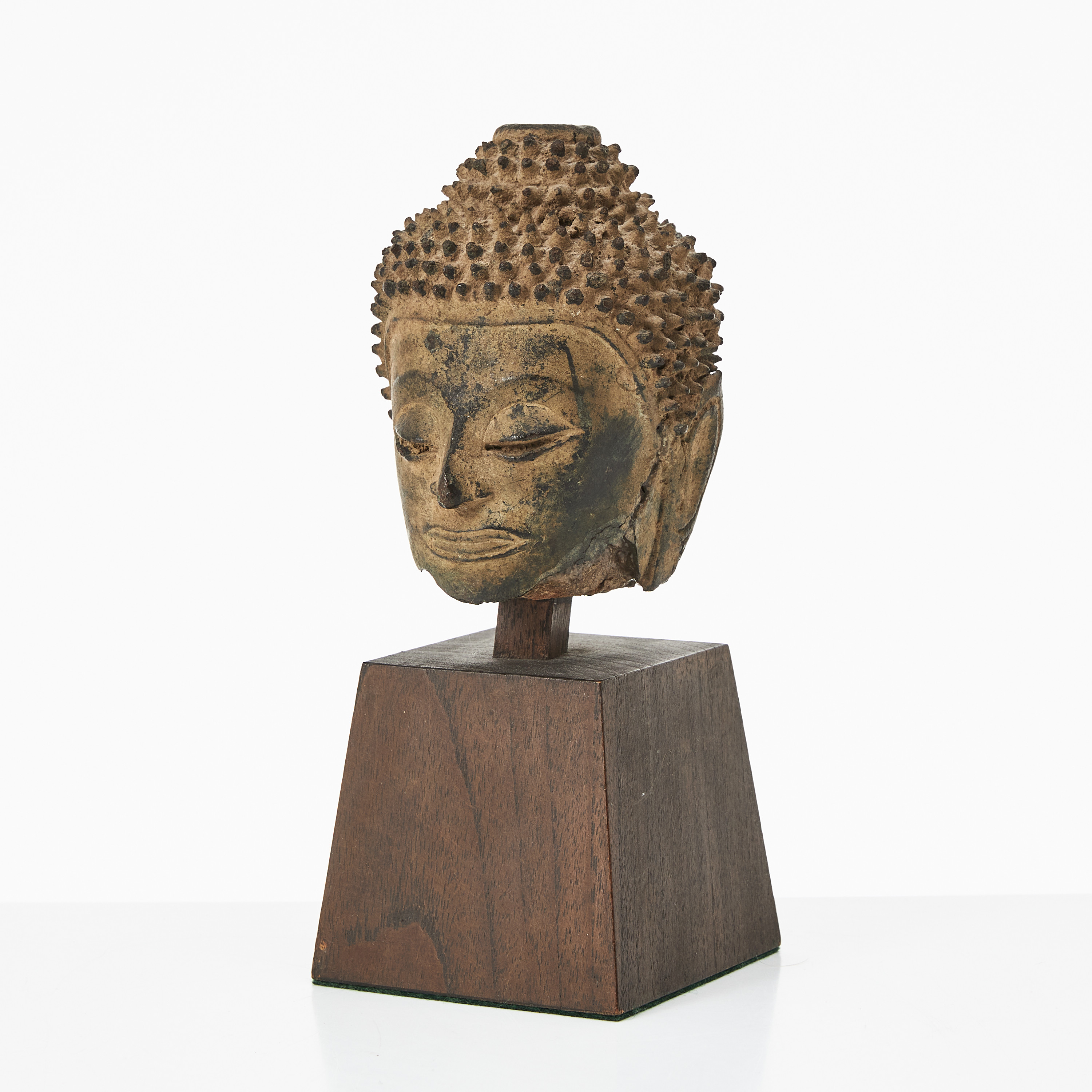 BUDDHAHUVUD/FRAGMENT, brons, Thailand, 1800-tal, monterad på träsockel.