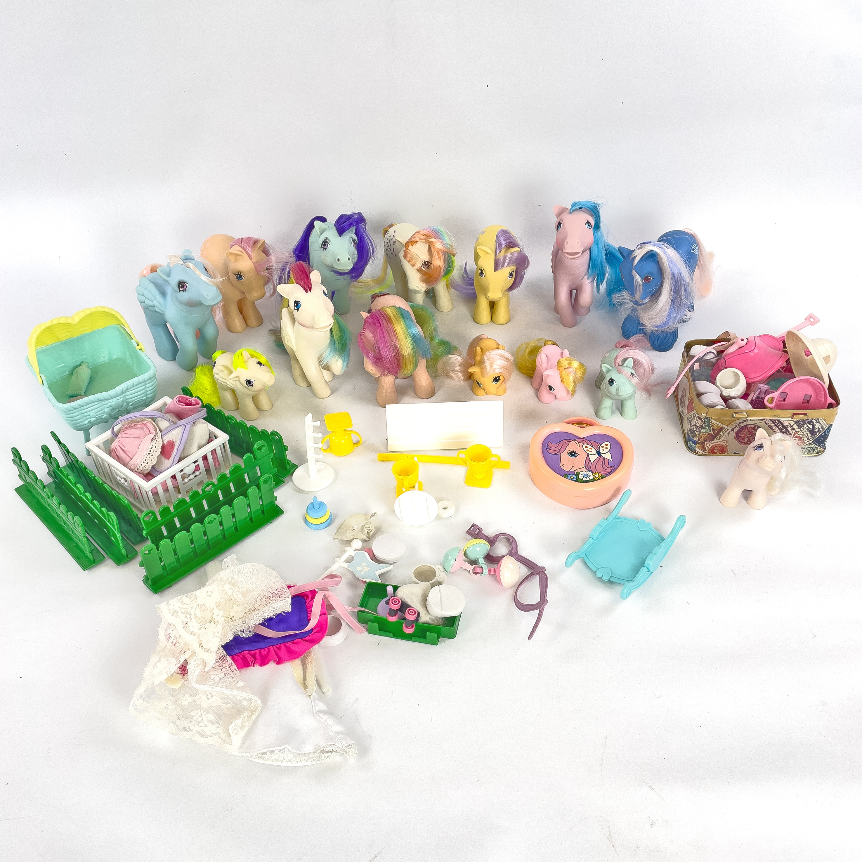MY LITTLE PONY, 14 hästar med stall samt tillbehör, design Bonnie Zacherle, Hasbro, Italien, 1980-tal, tillverkat i Hong Kong.