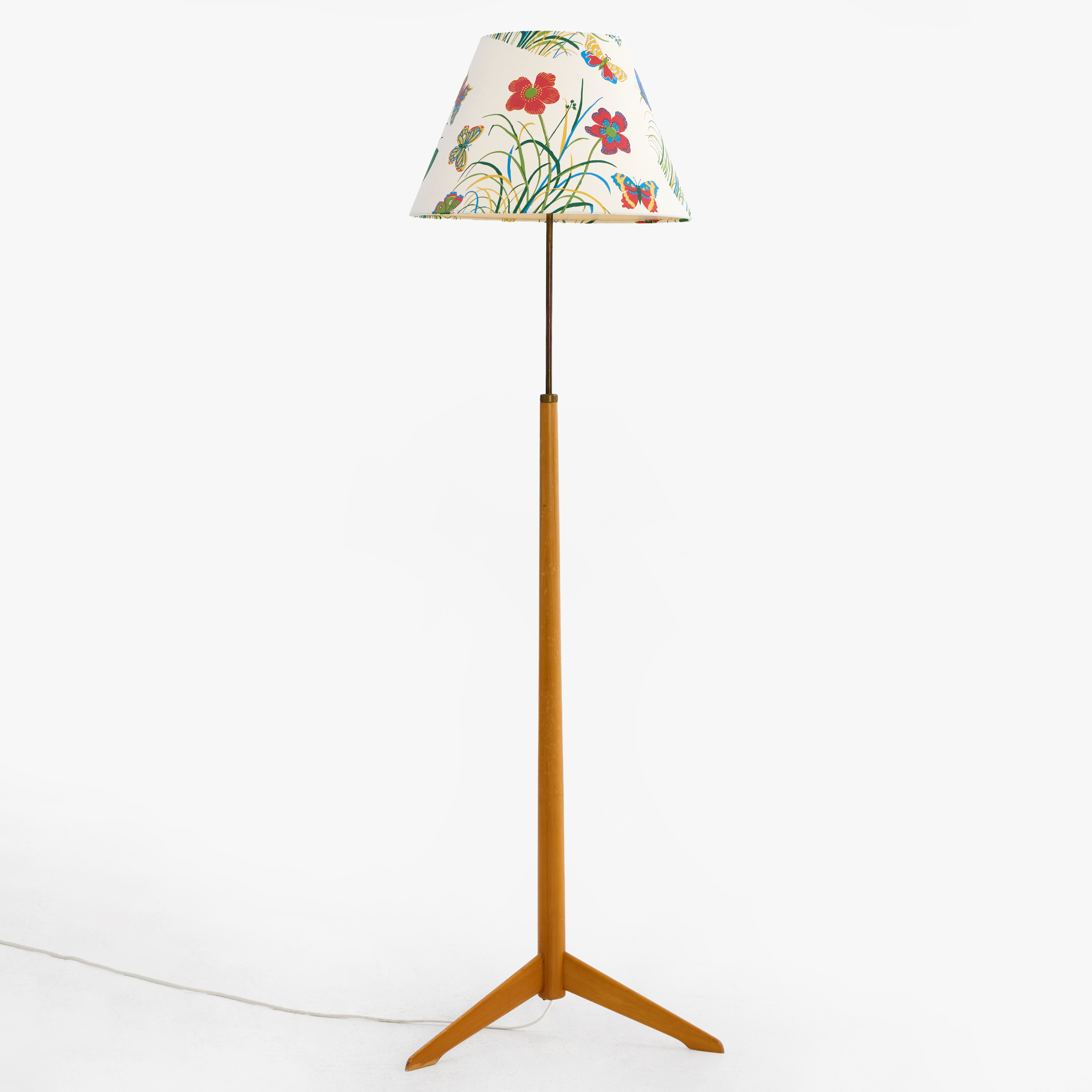 GOLVLAMPA, modell "G-34", Bergbom, 1900-talets mitt. SKÄRM, i mönstret "Fjärilar, blommor och gräs", Josef Frank för Firma Svenskt Tenn.