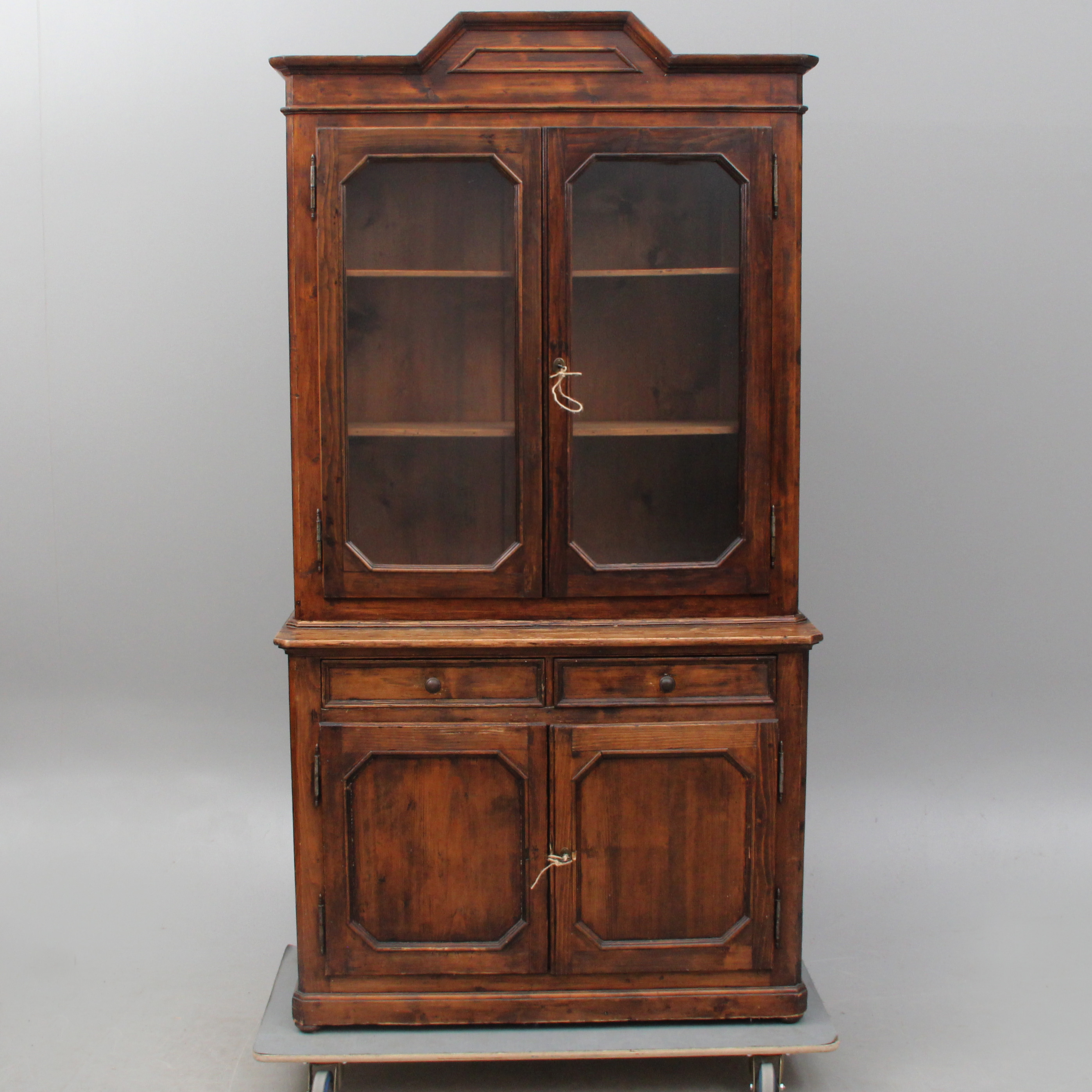 VITRIN/BOKSKÅP, sekelskiftet 1900.