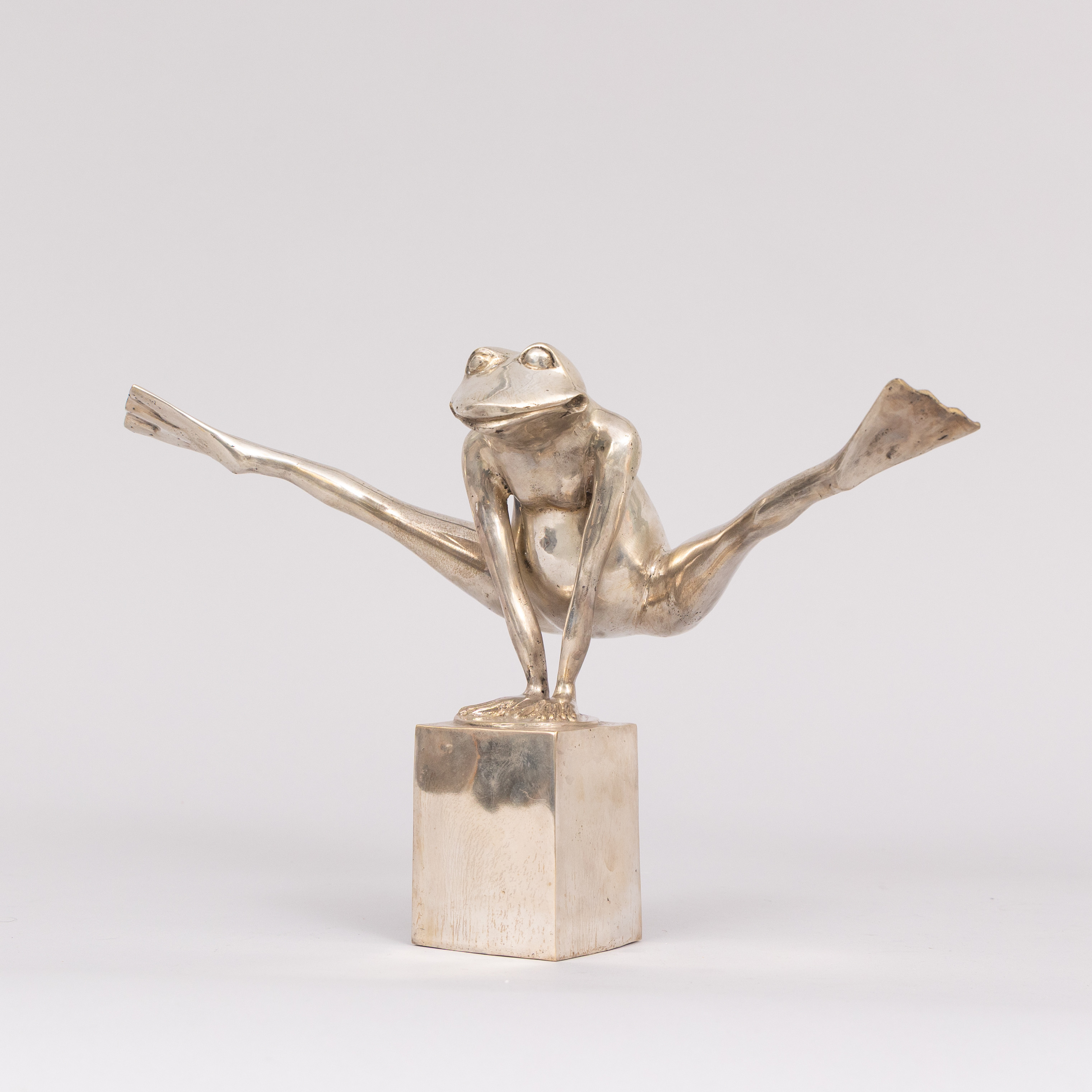 SKULPTUR, "Look at my legs", silverpatinerad brons, stämplad APG.