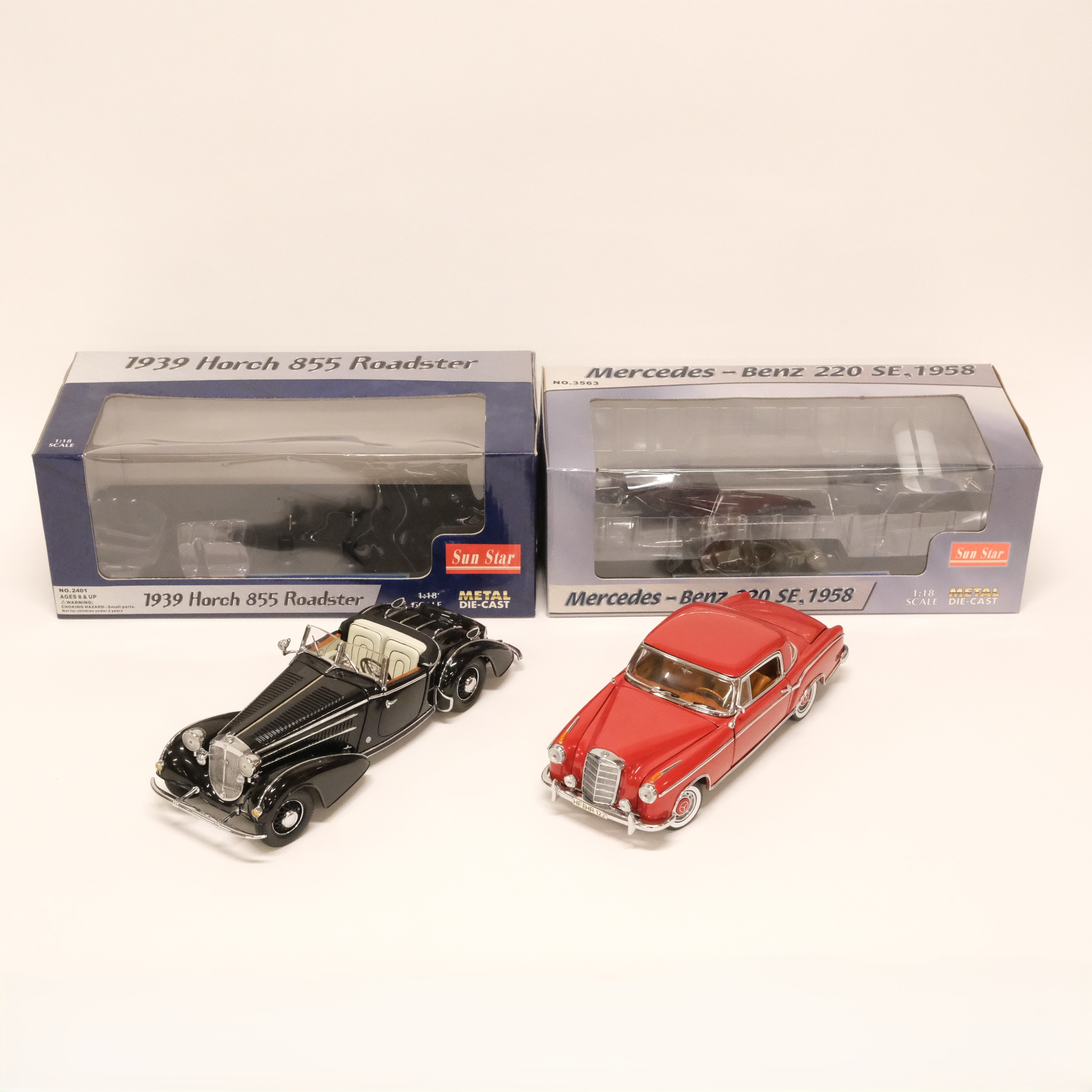 SUN STAR. TVÅ MODELLBIL. "MERCEDES-BENZ 220 SE 1958" OCH "1938 HORCH 855 ROADSTER". SKALA 1:18.