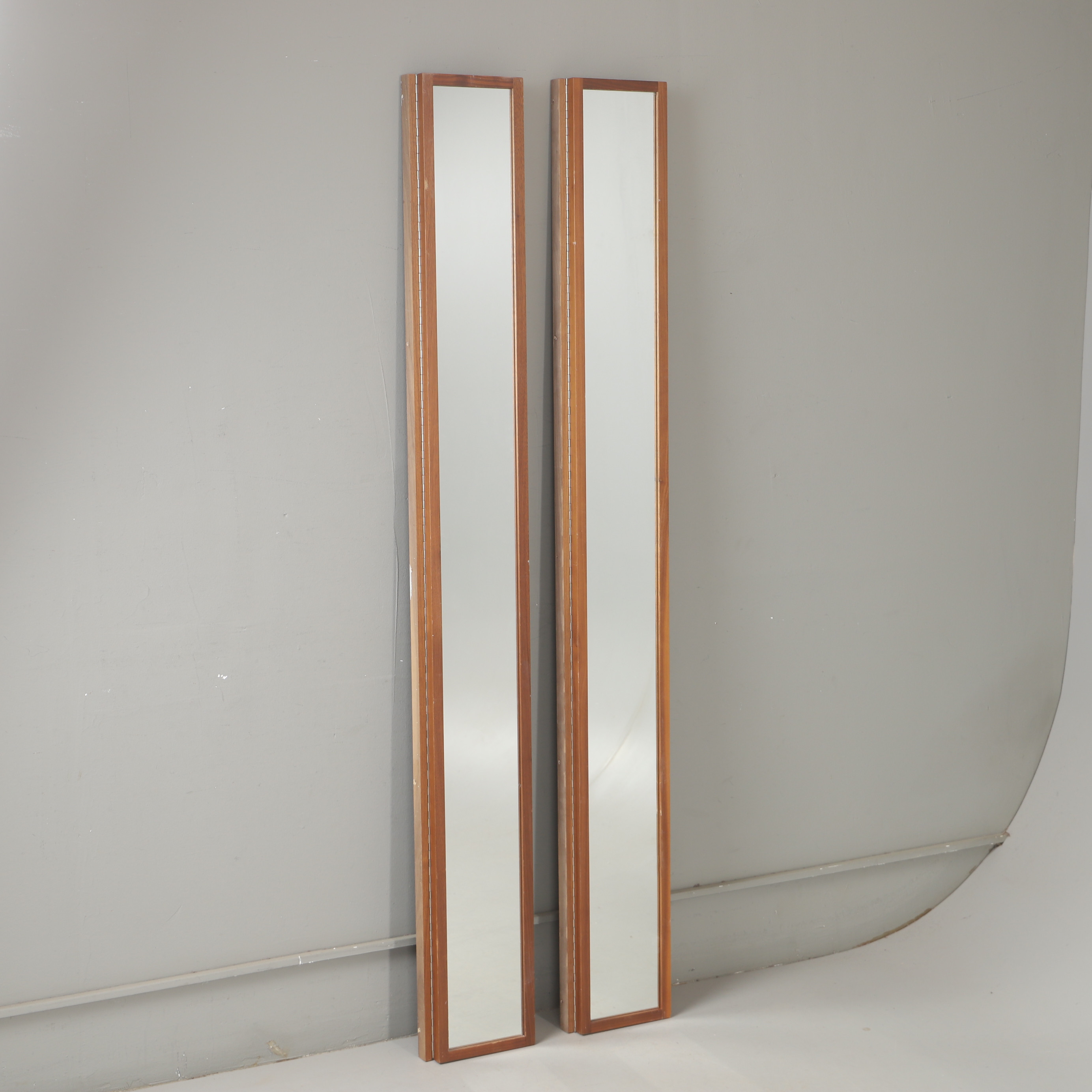 SPEGLAR, 1 par, valnöt, samtida.