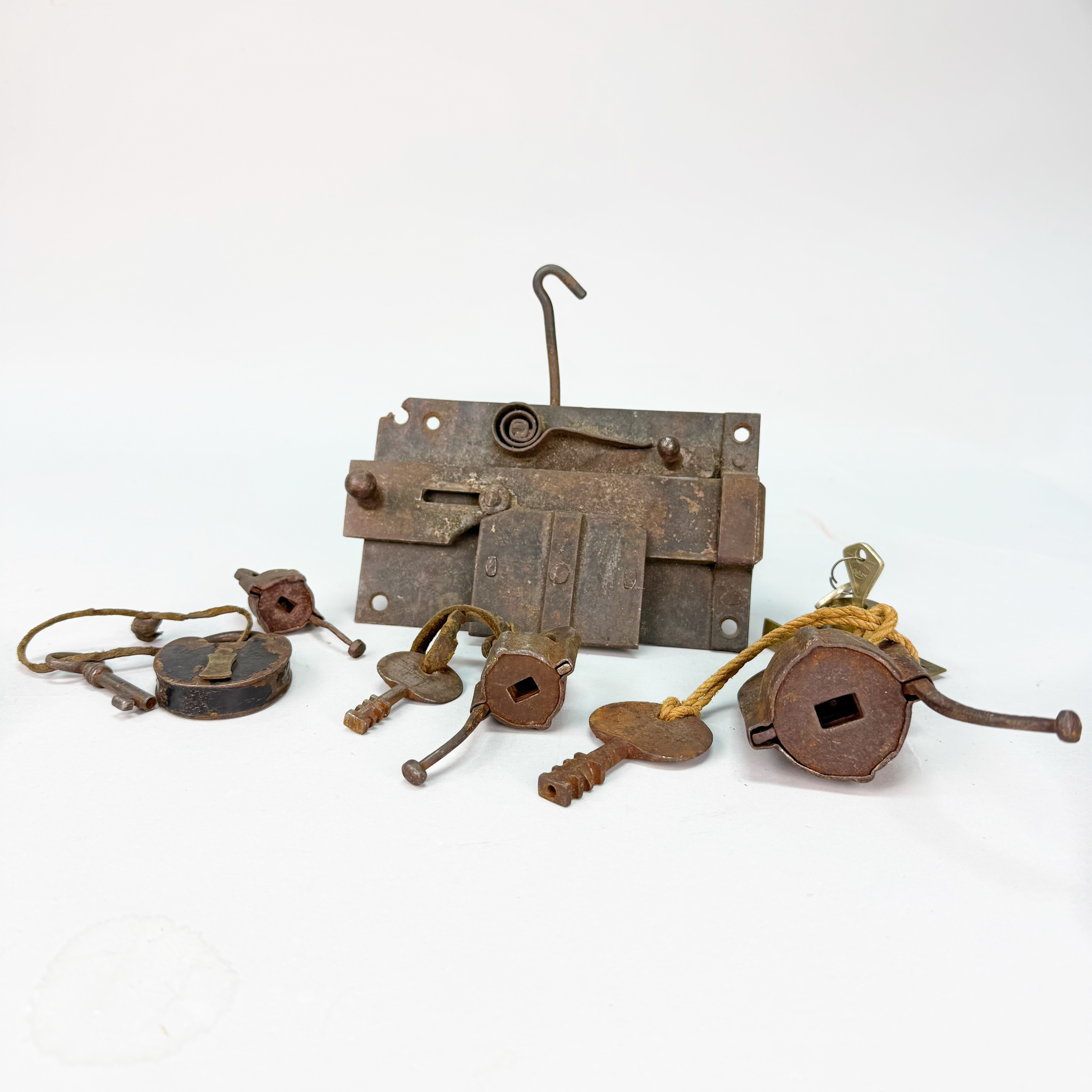 PARTI LÅS - bla Polhemslås 5 st, metall 17/1900 tal.