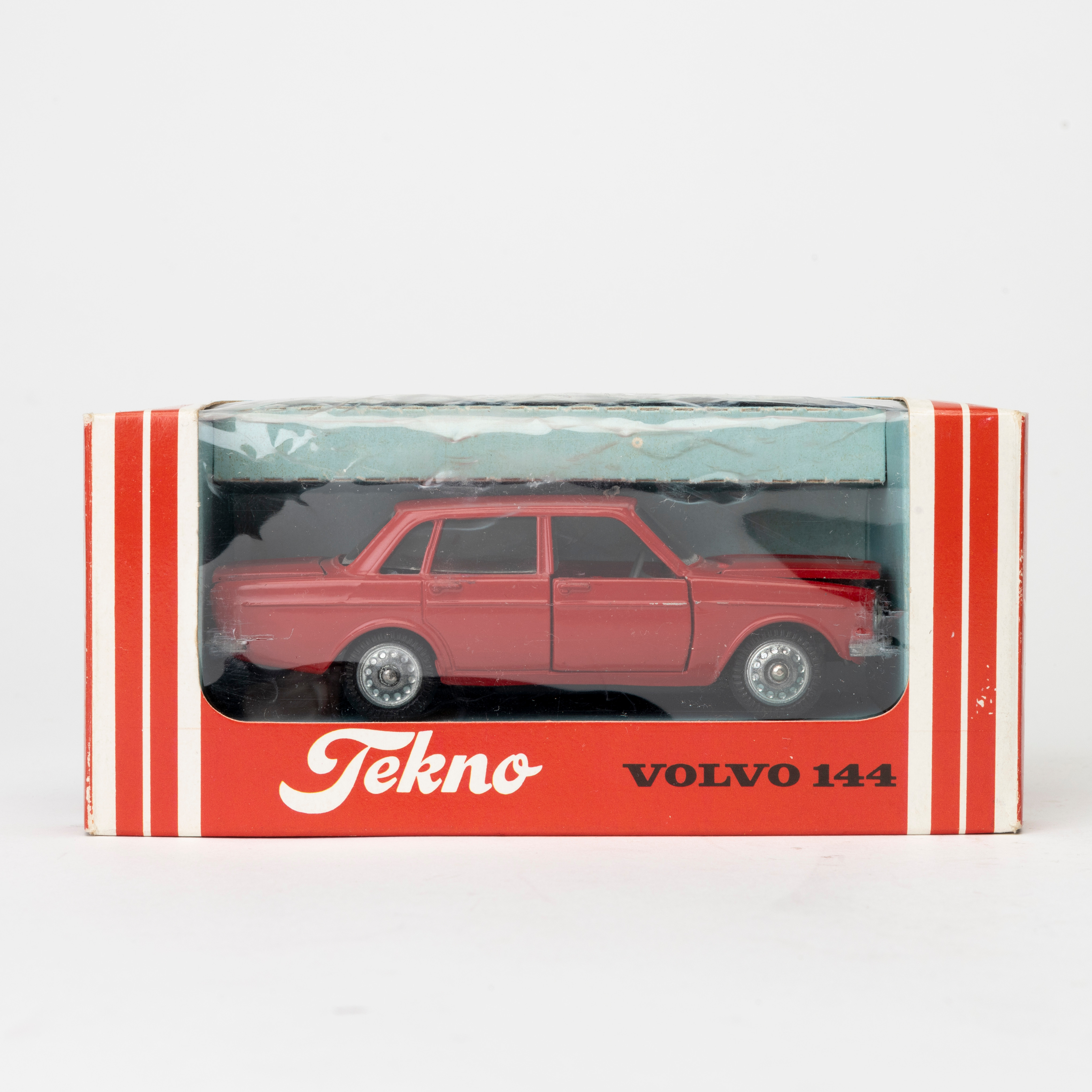 TEKNO 835 VOLVO 144, röd, originalkartong.