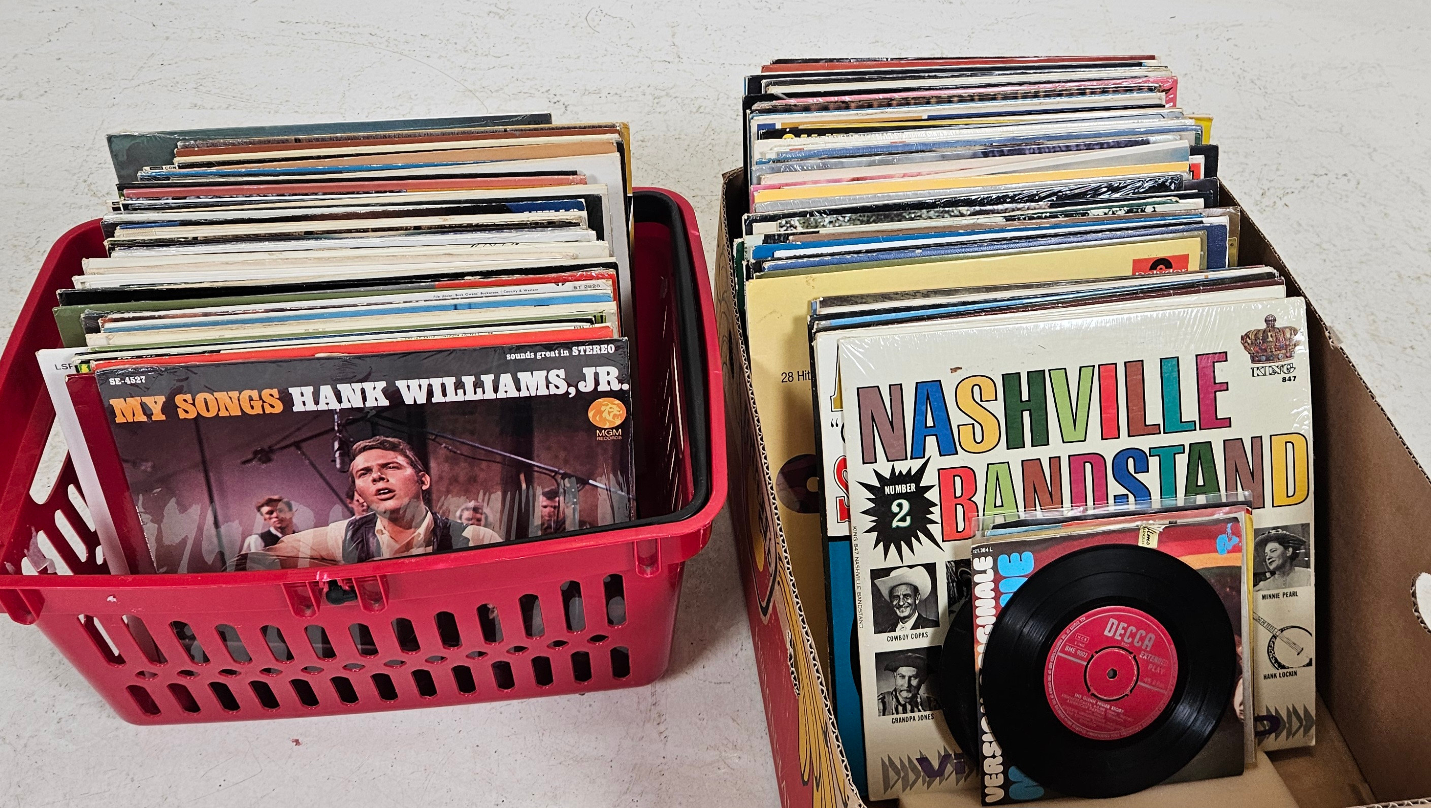 LP-SKIVOR OCH SINGLAR, bland annat country, rnb, rock.