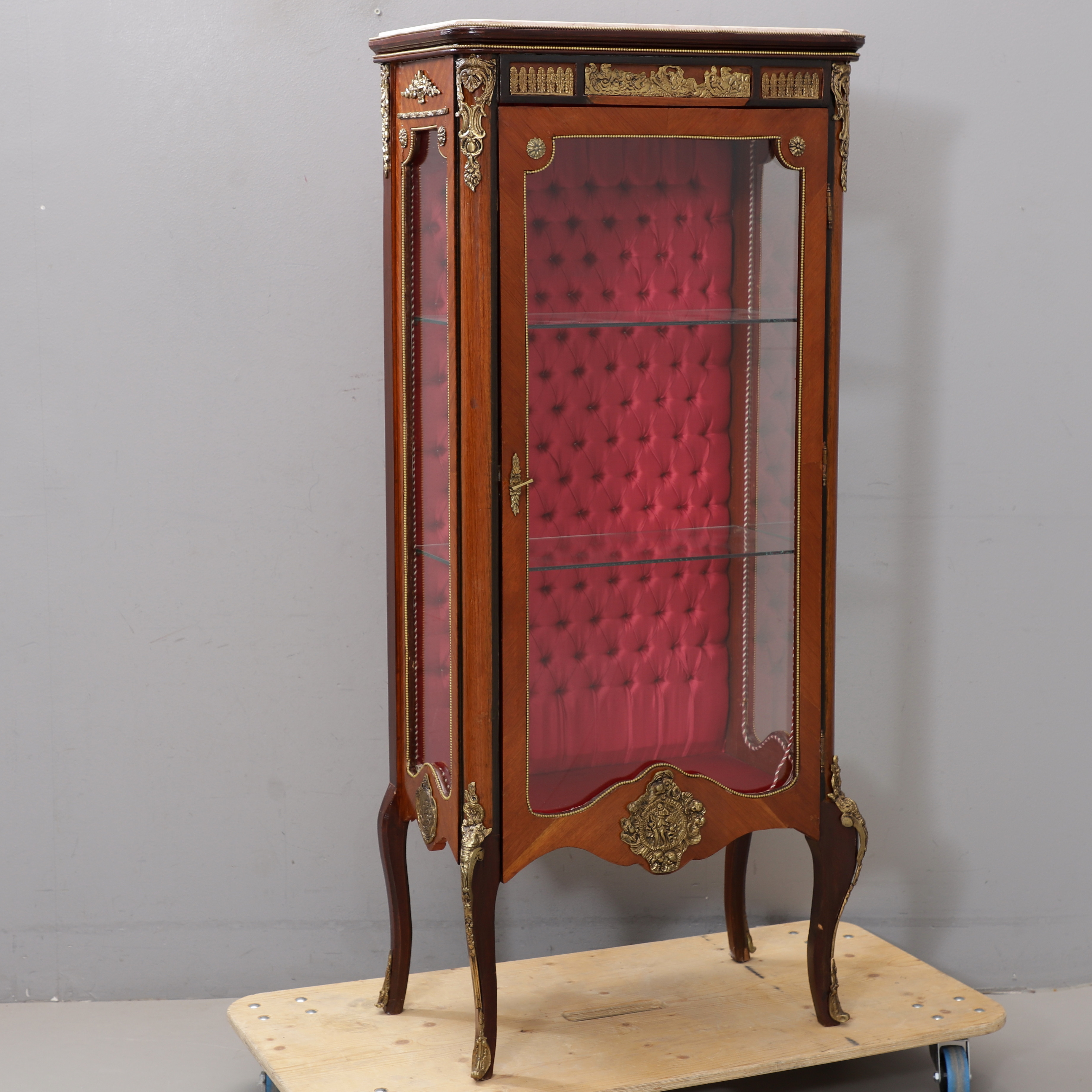 VITRINSKÅP, Louis XVI-stil, 1900-tal.