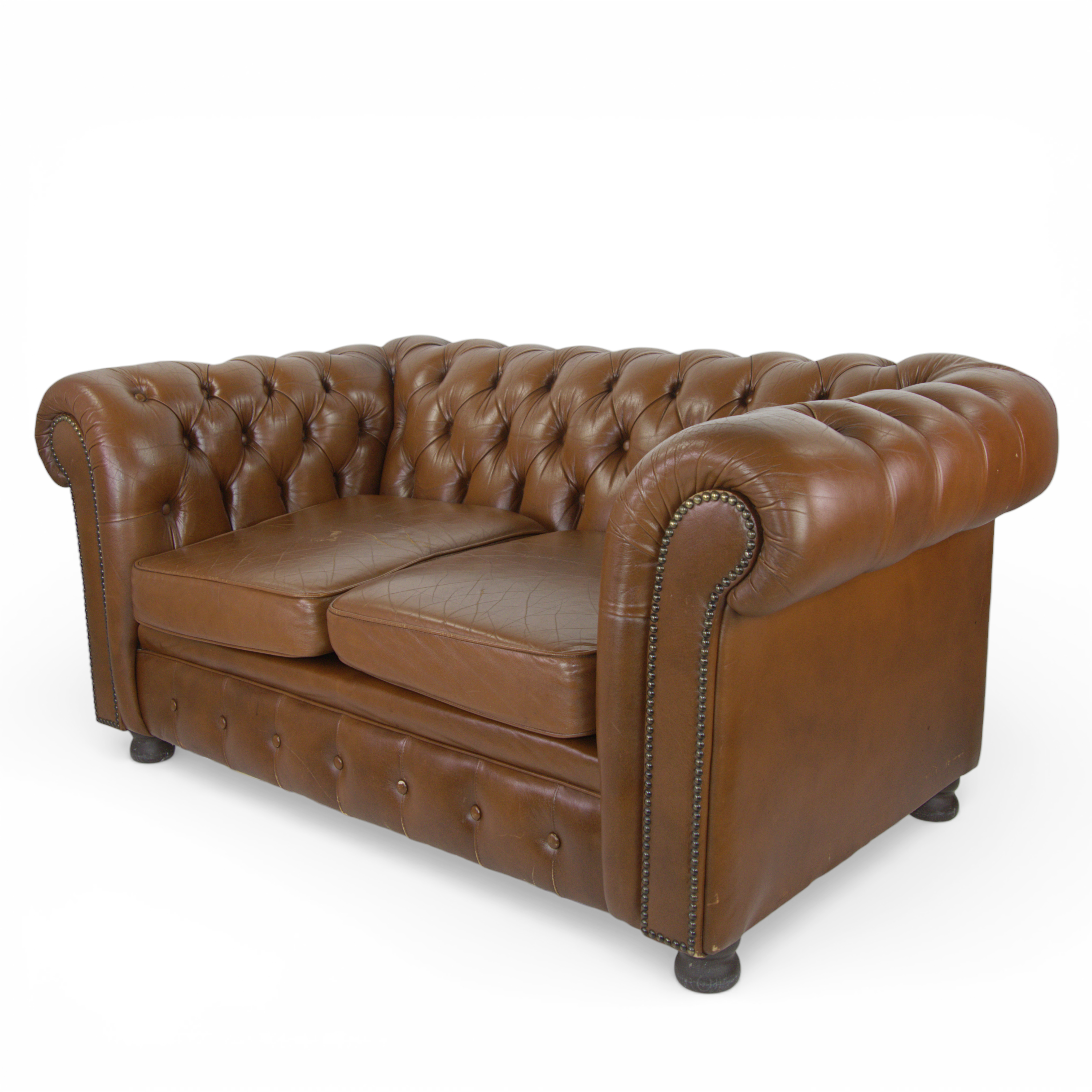 SOFFA, 2-sits, Chesterfieldmodell, brunt skinn, djupstoppad rygg, lösa dynor, 1900-tal.