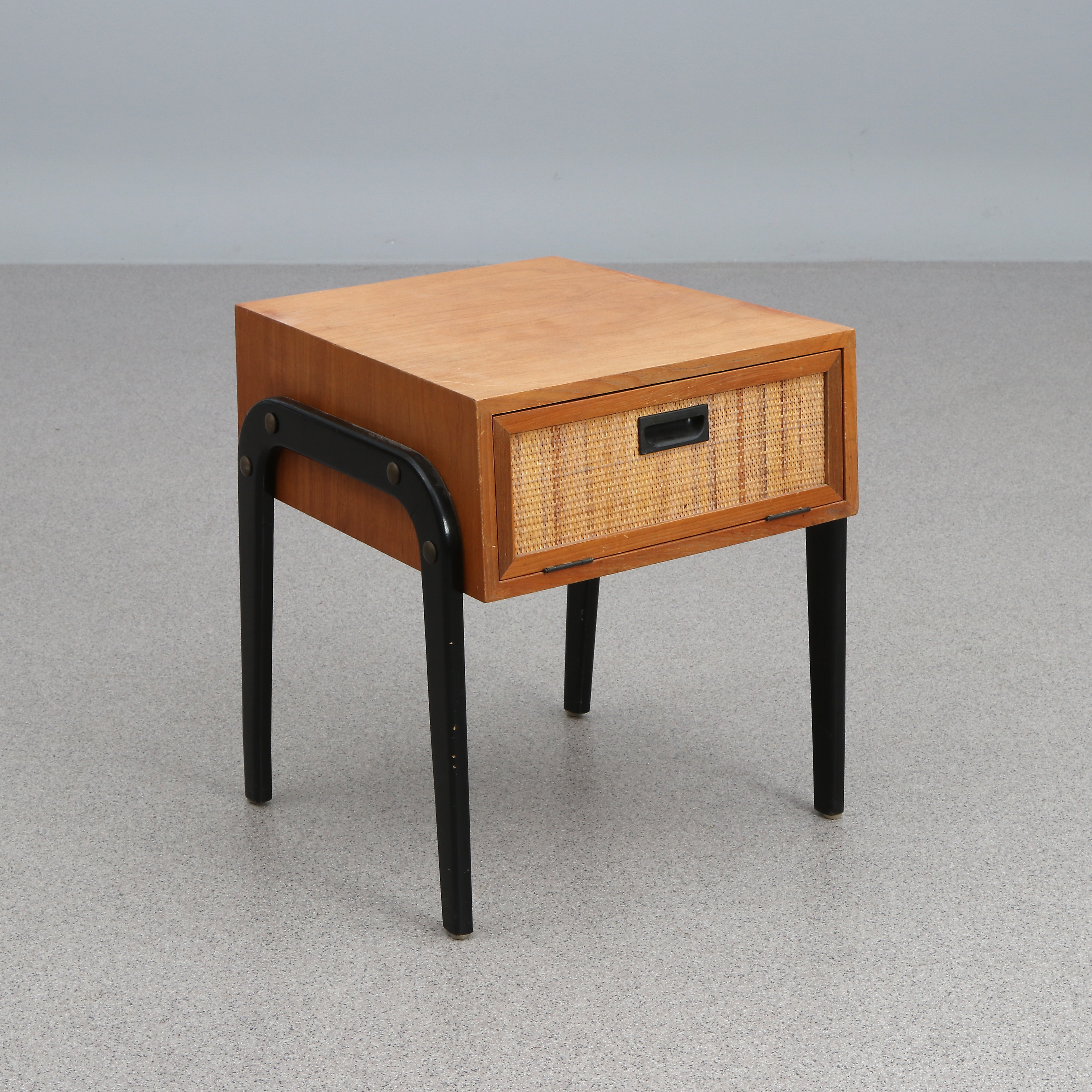 HALLMÖBEL. Teak och lackerat trä. 1950/60-tal.