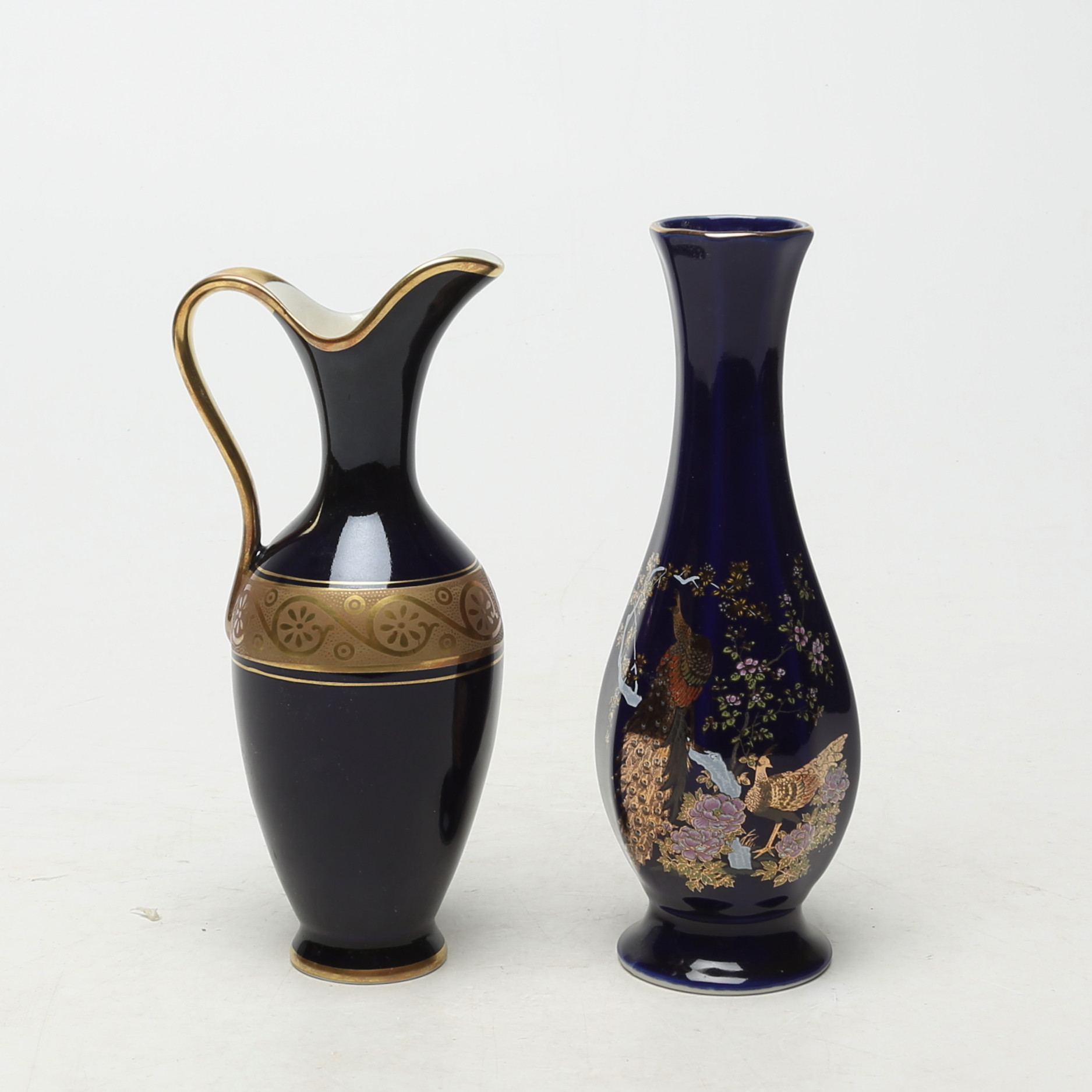 VASER 2 st, porslin, bland annat Bavaria, målad med 22 K guld.