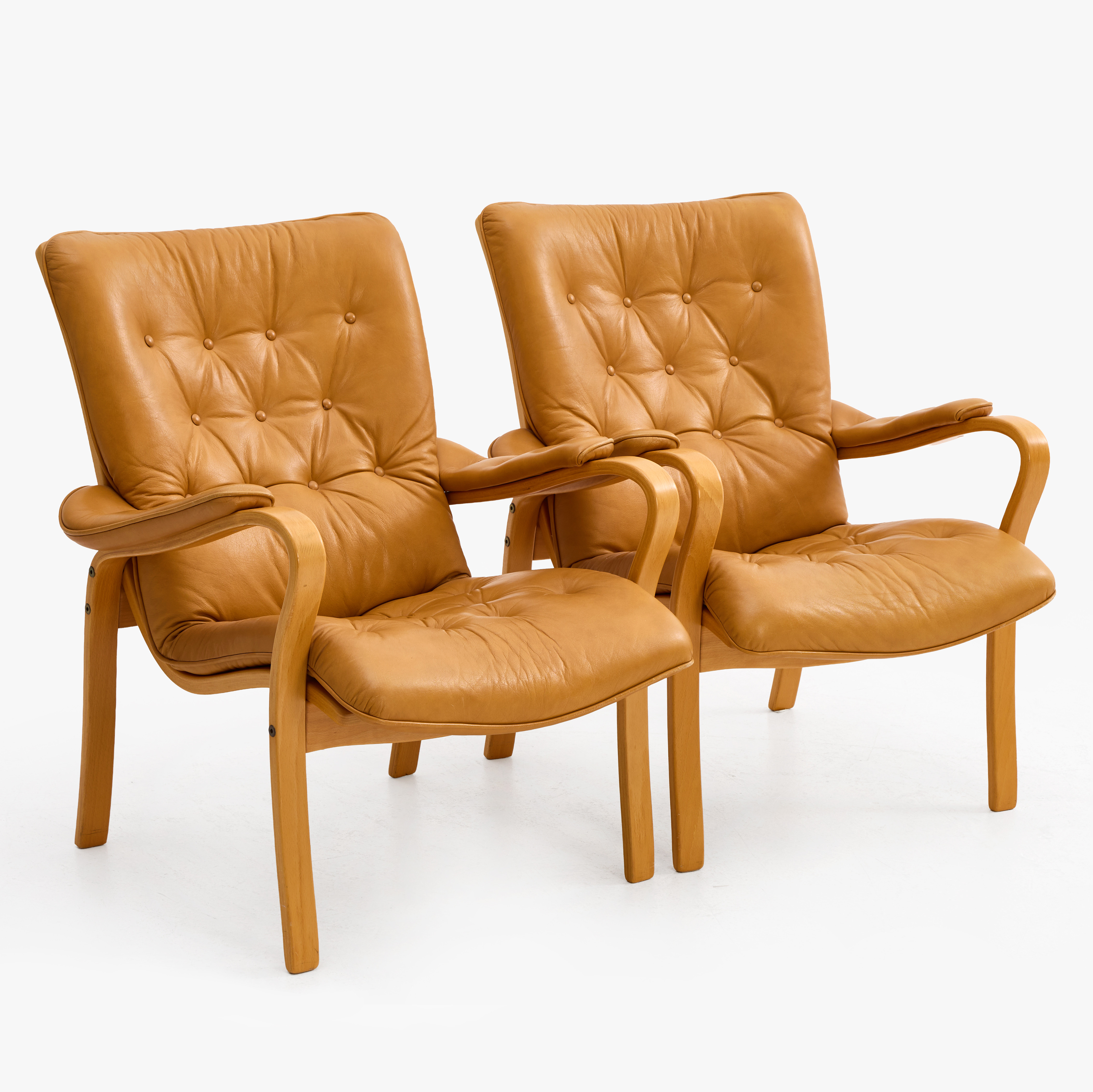 GUSTAF AXEL BERG. Fåtöljer, ett par, Bröderna Andersson, Ekenässjön, 1900-talets andra hälft, brännmärkta, läderklädsel.