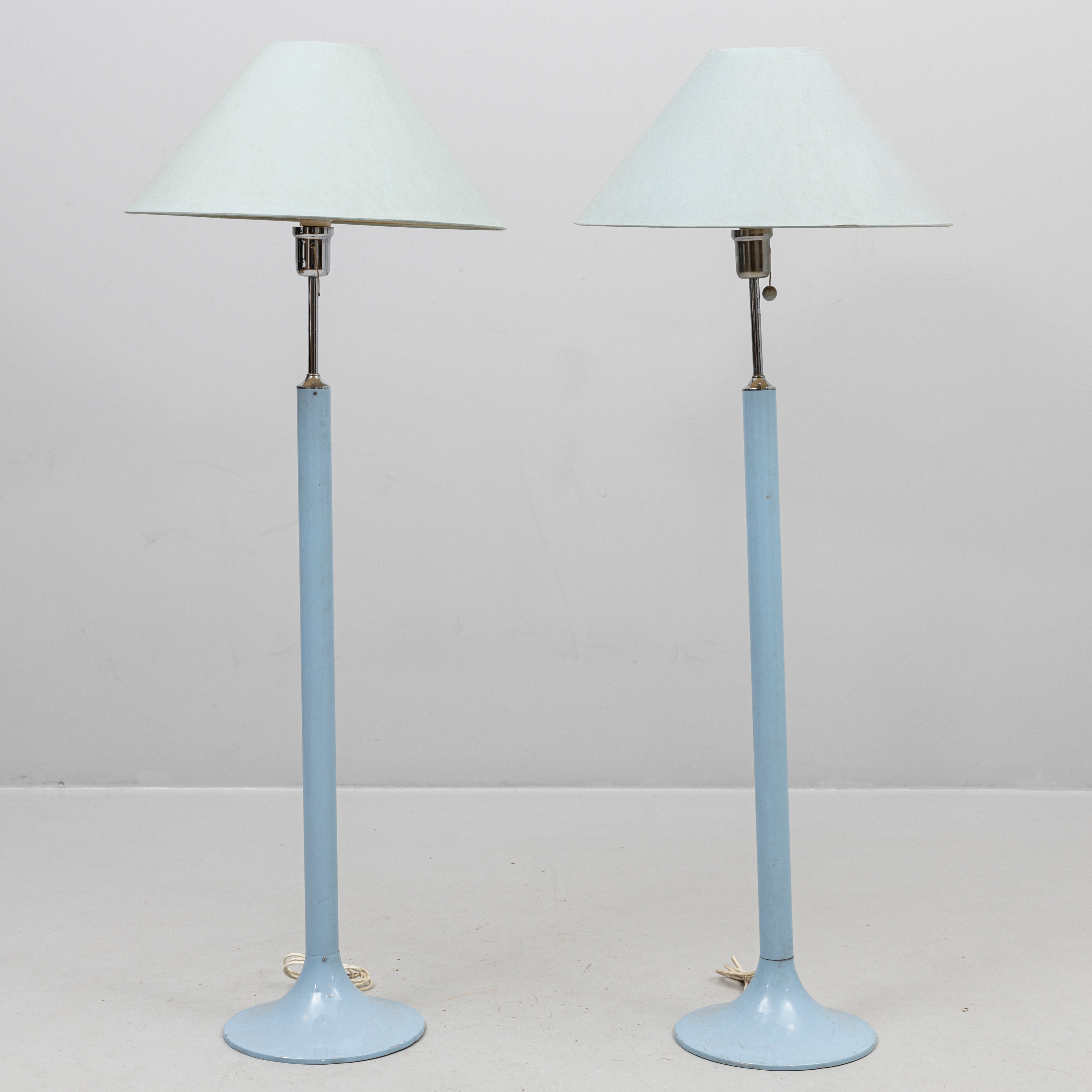 GOLVLAMPOR, ett par, blålackerad metall, design Börje Claes. 1900-talets andra hälft.