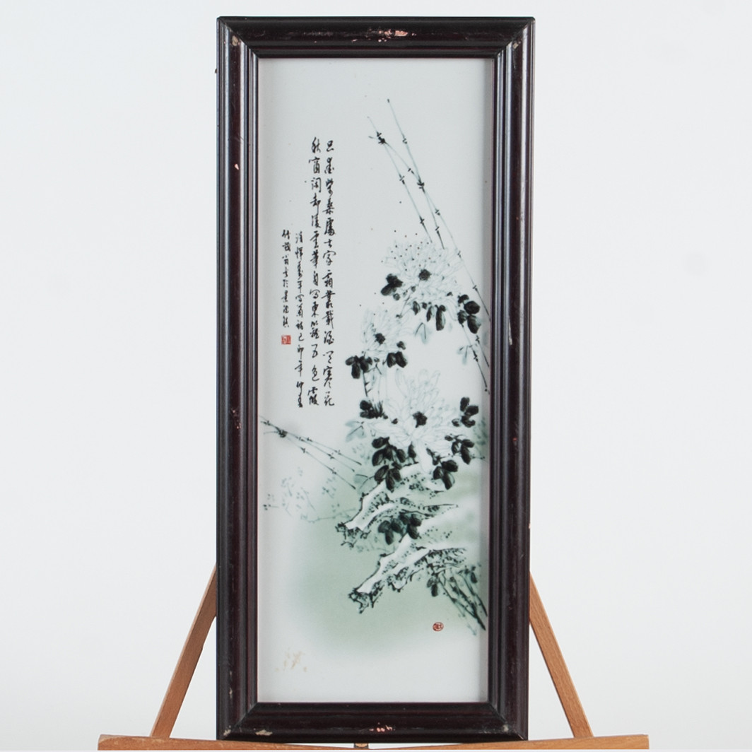 KERAMIKTAVLA, porslin, Kina, kalligrafi och blomsterdekor, 1900-tal.