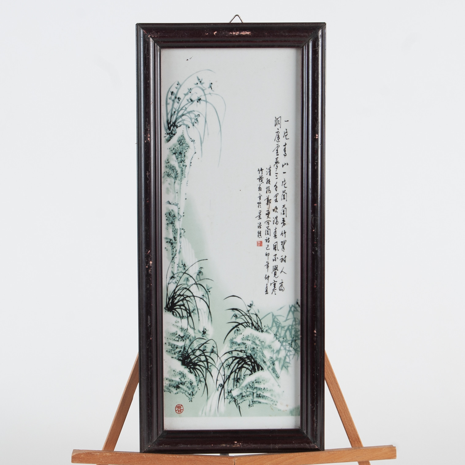 KERAMIKTAVLA, porslin, Kina, kalligrafi och blomsterdekor, 1900-tal.