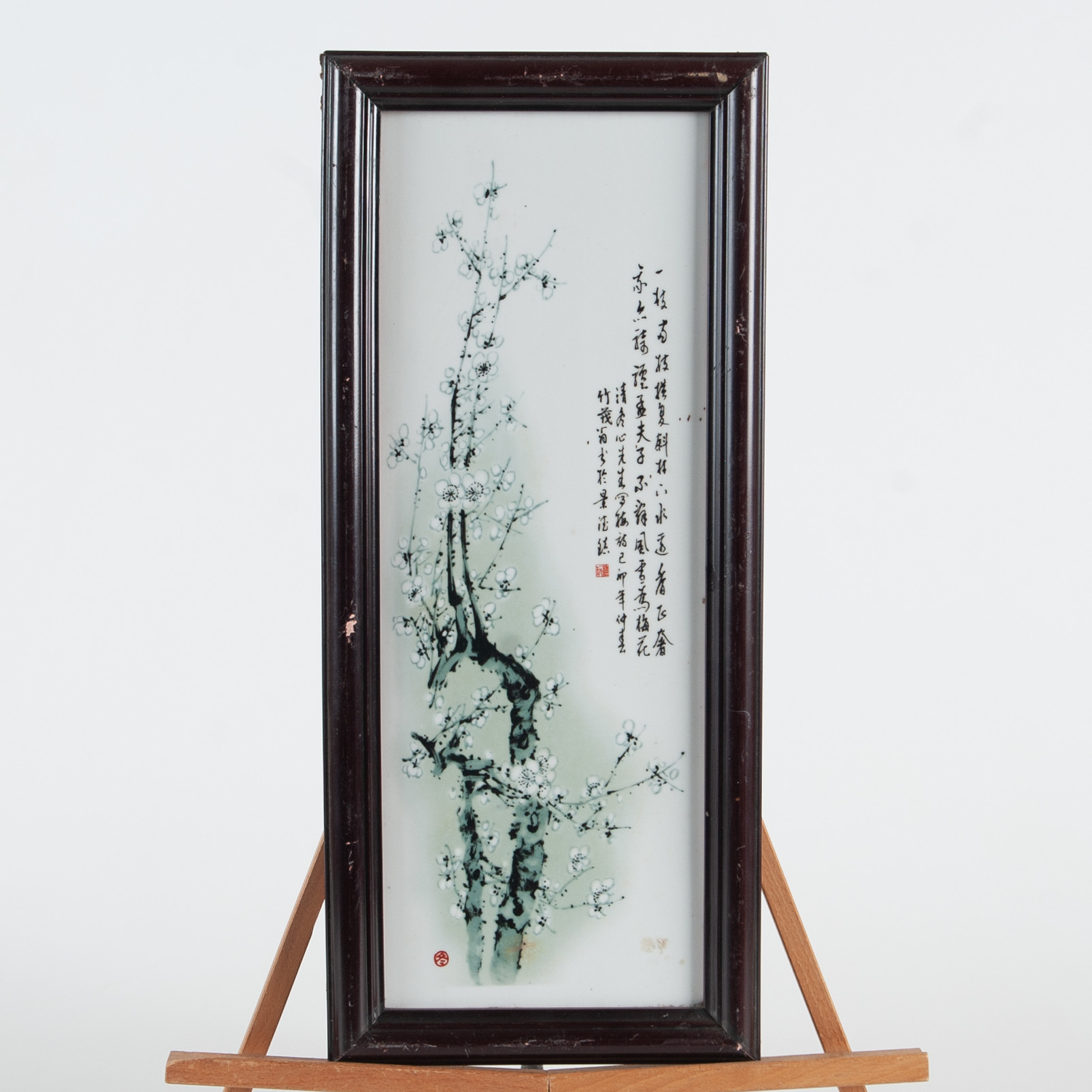 KERAMIKTAVLA, porslin, Kina, kalligrafi och blomsterdekor, 1900-tal.