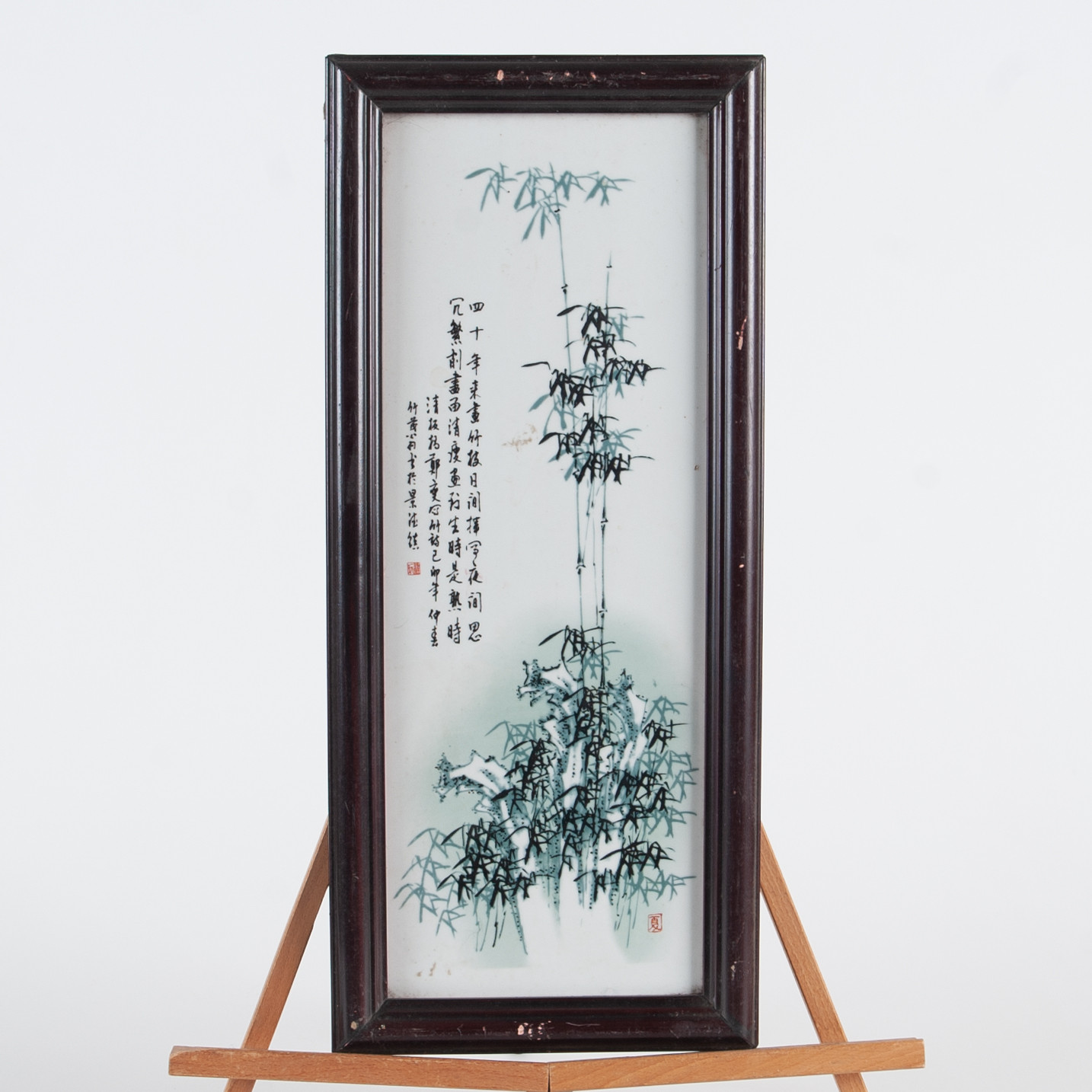 KERAMIKTAVLA, porslin, Kina, kalligrafi och blomsterdekor, 1900-tal.