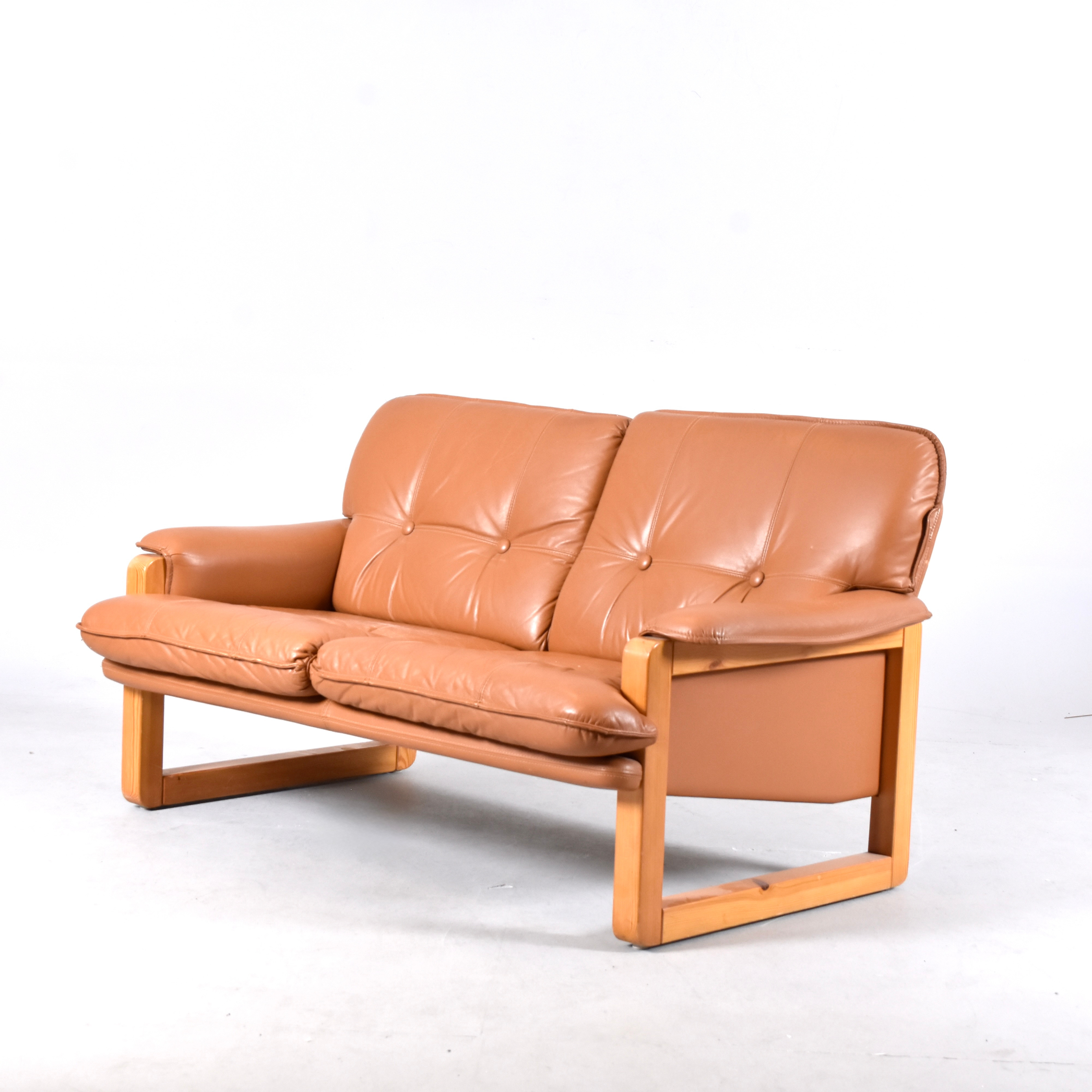 HANNU JYRÄS. 2-sitssoffa, fur med brun skinnklädsel, IKEA Furusund.