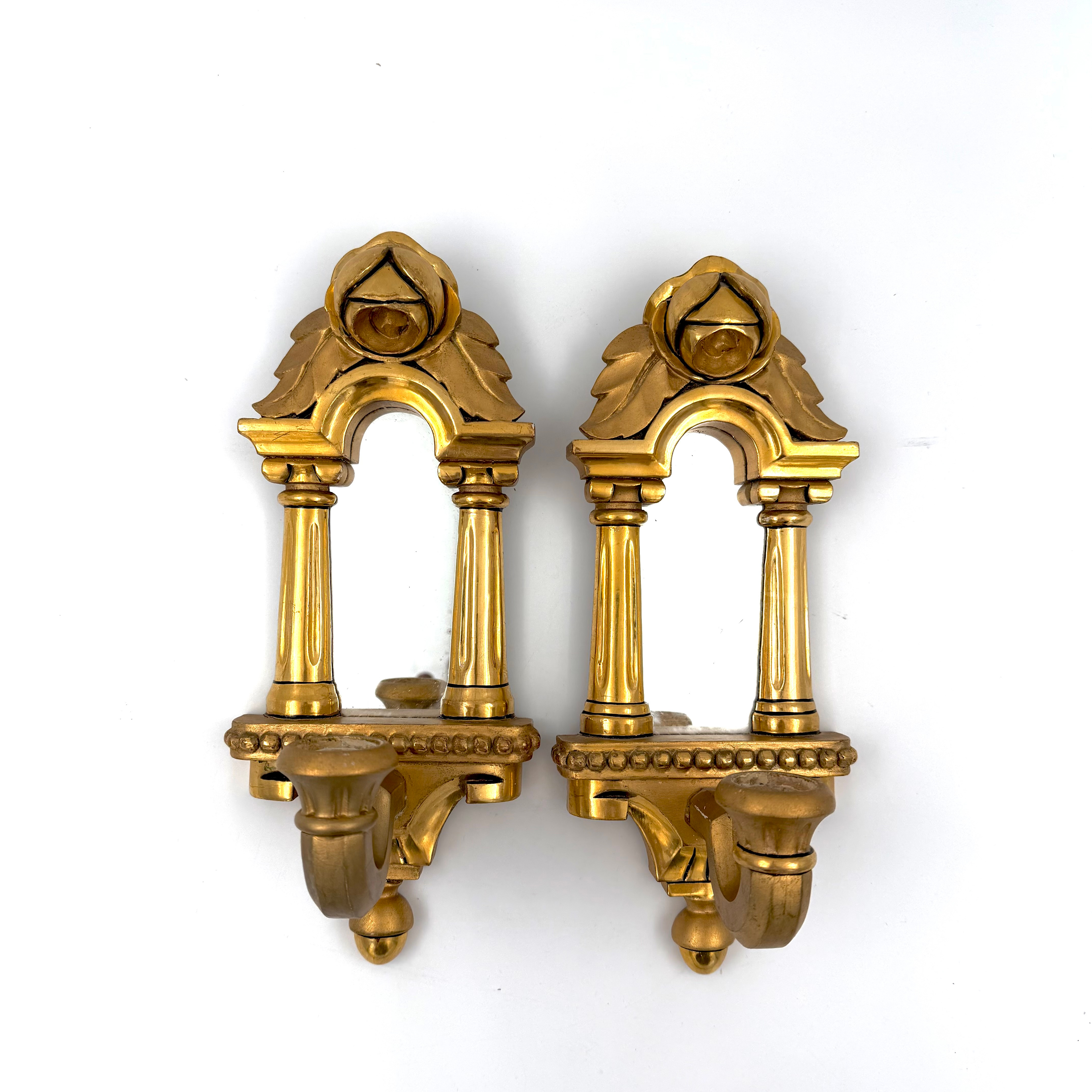 SPEGELLAMPETTER, 1 par, 1900-talets andra hälft, gustaviansk stil, träskurna, förgylld och delvis bronserad dekor av bl a kolonner och blomster.